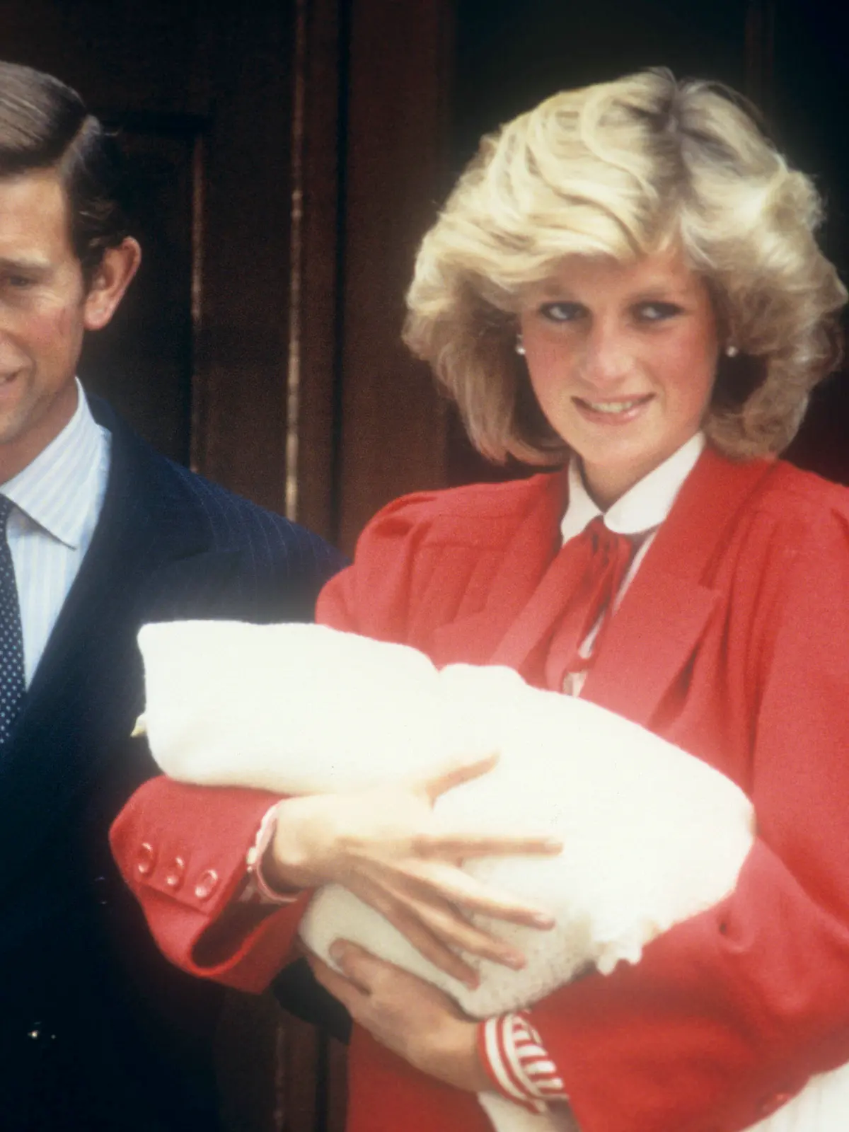 ARCHIV - 16.09.1984, Großbritannien, London: Prinzessin Diana hält ihren neugeborenen Sohn Prinz Harry auf den Armen, als sie mit ihrem Mann Prinz Charles das Krankenhaus verlässt. (zu dpa «Ein Prinz packt aus: Details aus Harry-Biografie schocken Briten») Foto: -/PA Wire/dpa +++ dpa-Bildfunk +++