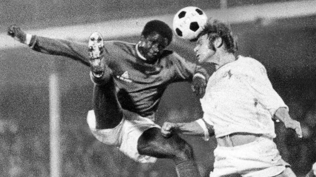 Bildnummer: 10290856  Datum: 28.09.1971  Copyright: imago/Pfeil
Wolfgang Weber (1. FC Köln, re.) gegen Salif Keita (AS St. Etienne); 7184 sw vneg yoh hoch Fussball 1971/1972 UEFA Cup

Image number 10290856 date 28 09 1971 Copyright imago Arrow Wolfgang Weber 1 FC Cologne right against Salif Keita AS St Etienne  SW Vneg yoh vertical Football 1971 1972 UEFA Cup 
