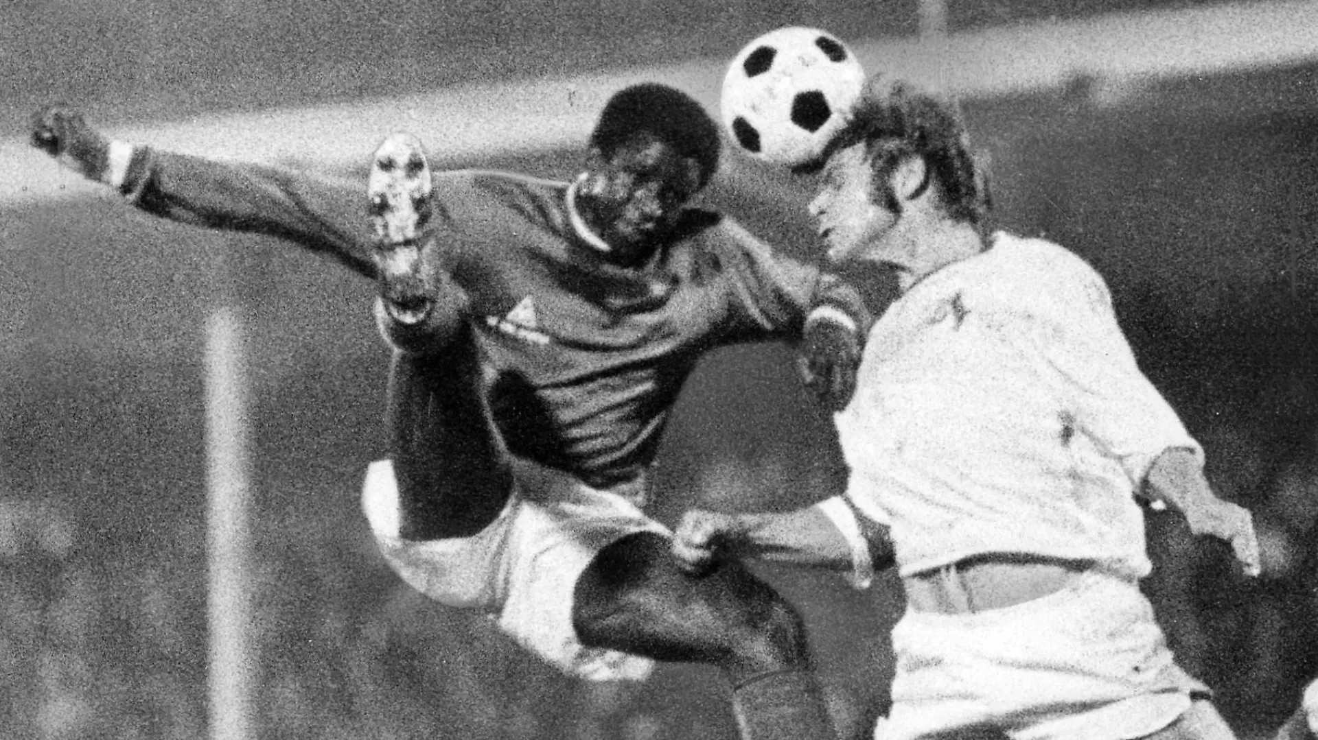 Bildnummer: 10290856  Datum: 28.09.1971  Copyright: imago/Pfeil
Wolfgang Weber (1. FC Köln, re.) gegen Salif Keita (AS St. Etienne); 7184 sw vneg yoh hoch Fussball 1971/1972 UEFA Cup

Image number 10290856 date 28 09 1971 Copyright imago Arrow Wolfgang Weber 1 FC Cologne right against Salif Keita AS St Etienne  SW Vneg yoh vertical Football 1971 1972 UEFA Cup 