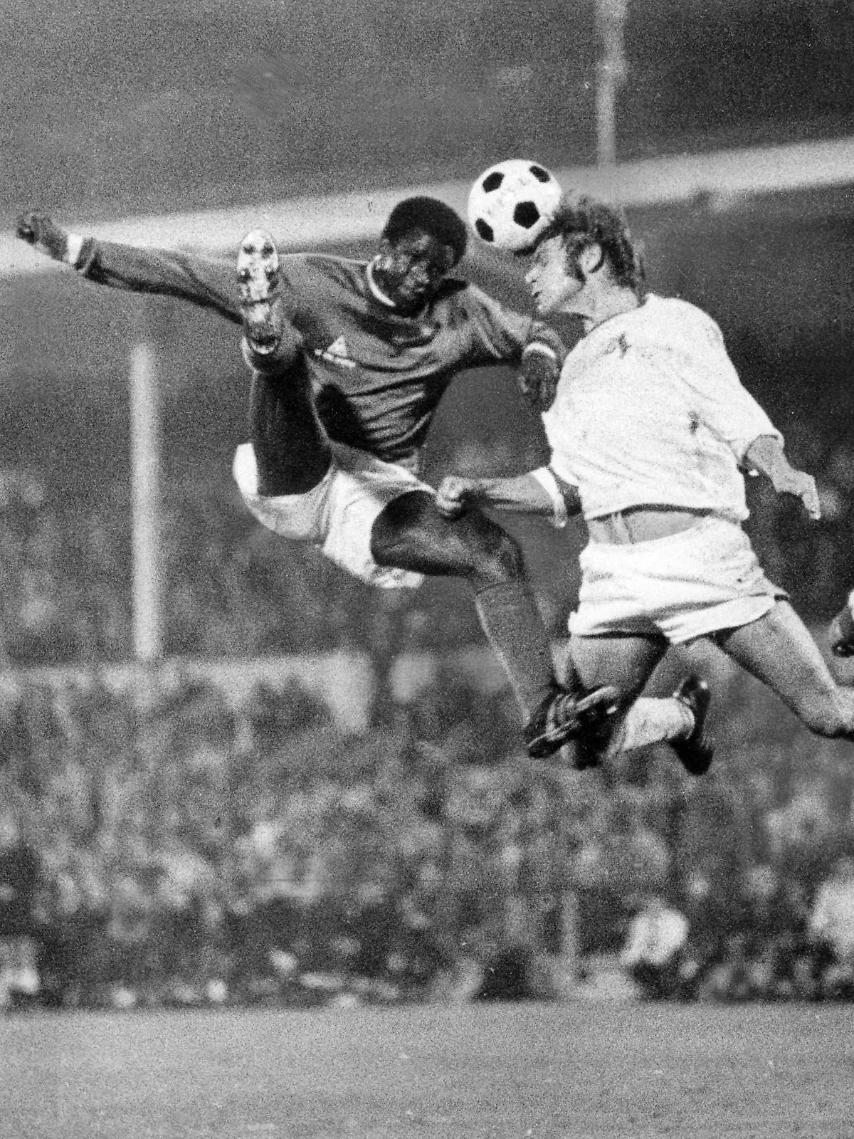 Bildnummer: 10290856  Datum: 28.09.1971  Copyright: imago/Pfeil
Wolfgang Weber (1. FC Köln, re.) gegen Salif Keita (AS St. Etienne); 7184 sw vneg yoh hoch Fussball 1971/1972 UEFA Cup

Image number 10290856 date 28 09 1971 Copyright imago Arrow Wolfgang Weber 1 FC Cologne right against Salif Keita AS St Etienne  SW Vneg yoh vertical Football 1971 1972 UEFA Cup 