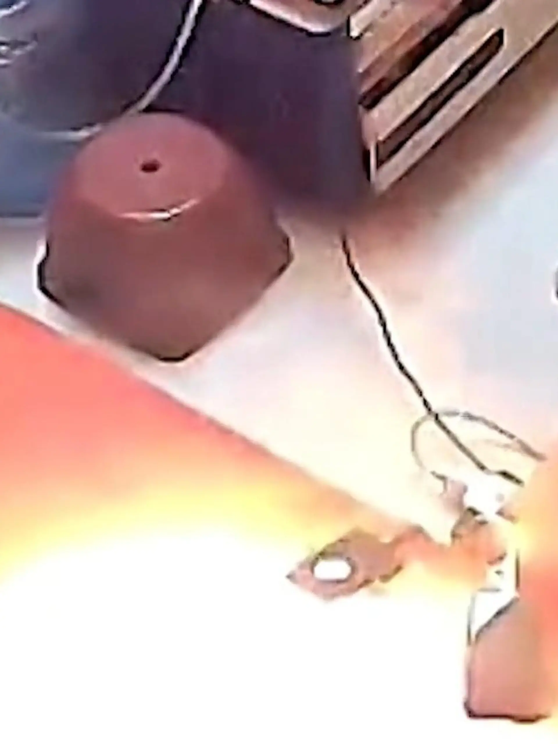 Für eine Familie in China dürfte dieser Moment unvergessen bleiben. Plötzlich explodiert direkt neben ihnen eine Powerbank und fängt Feuer. Der Vater kann Schlimmeres verhindern.