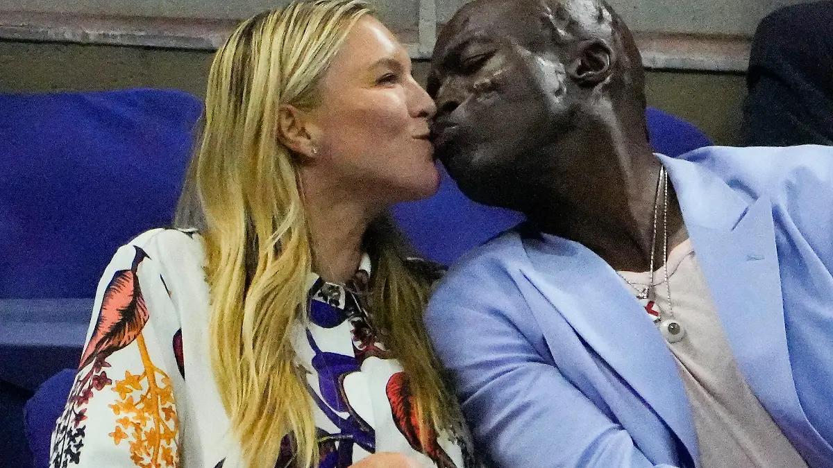 Sept 2, 2023; Flushing, NY, USA; Recording artist Seal kisses his date Laura Strayer during the night session match on day six of the 2023 U.S. Open tennis tournament at USTA Billie Jean King National Tennis Center. Mandatory Credit: Robert Deutsch-USA TODAY Sports