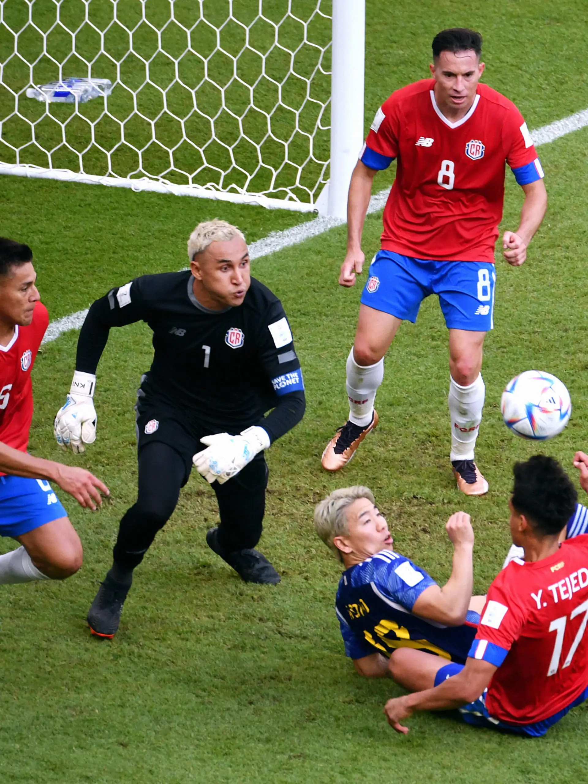 Fussball, Weltmeisterschaft, 2022, Herren, Qatar, Gruppe E, 2. Spieltag, Ahmed bi Ali Stadium: Japan - Costa Rica 0:1 Keylor Navas COS, Takuma Asano JPN, Yeltsin Tejeda COS. Aktion FIFA REGULATIONS PROHIBIT ANY USE OF PHOTOGRAPHS AS IMAGE SEQUENCES AND/OR QUASI-VIDEO *** Football, World Cup, 2022, Men, Qatar, Group E, Matchday 2, Ahmed bi Ali Stadium Japan Costa Rica 0 1 Keylor Navas COS , Takuma Asano JPN , Yeltsin Tejeda COS Action FIFA REGULATES PROHIBIT ANY USE OF PHOTOGRAPHS AS IMAGE SEQUENCES AND OR QUASI VIDEO 
