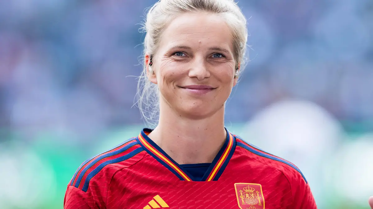 1. Fussball Bundesliga: Borussia Moenchengladbach - FC Bayern Muenchen 02.09.2023 Sky-Expertin Tabea Kemme im Jenni Hermoso Trikot 1. Fussball Bundesliga, Borussia Moenchengladbach - FC Bayern Muenchen, Moenchengladbach, BORUSSIA-PARK DFL REGULATIONS PROHIBIT ANY USE OF PHOTOGRAPHS AS IMAGE SEQUENCES AND/OR QUASI-VIDEO. *** 1 Soccer Bundesliga Borussia Moenchengladbach FC Bayern Muenchen 02 09 2023 Sky Expert Tabea Kemme in Jenni Hermoso Jersey 1 Soccer Bundesliga, Borussia Moenchengladbach FC Bayern Muenchen, Moenchengladbach, BORUSSIA PARK DFL REGULATES PROHIBIT ANY USE OF PHOTOGRAPHS AS IMAGE SEQUENCES AND OR QUASI VIDEO Copyright: xBEAUTIFULxSPORTS/Wunderlx