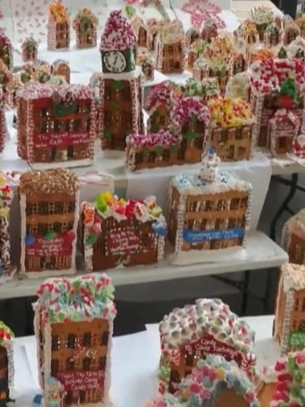 Das würde man doch nur zu gerne mal reinbeißen, aber diese Lebkuchenhäuser sind nur zum Gucken da!