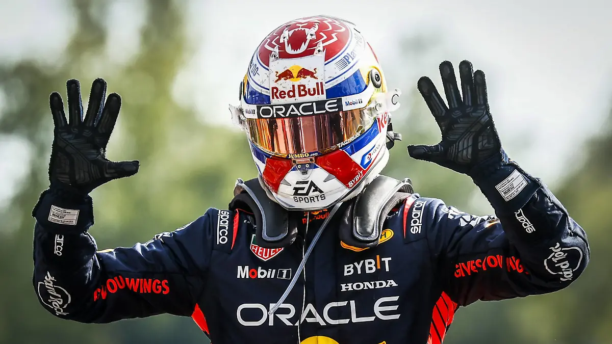 MONZA - Max Verstappen celebrates his win after the Italian Grand Prix at the Autodromo Nazionale Monza circuit on September 3, 2023 in Monza, Italy. With his tenth victory, he is the official record holder for most consecutive victories. ANP SEM VAN DER WAL Race 2023/2024 xVIxANPxSportx/xxANPxIVx 477149053 originalFilename: 477149053.jpg