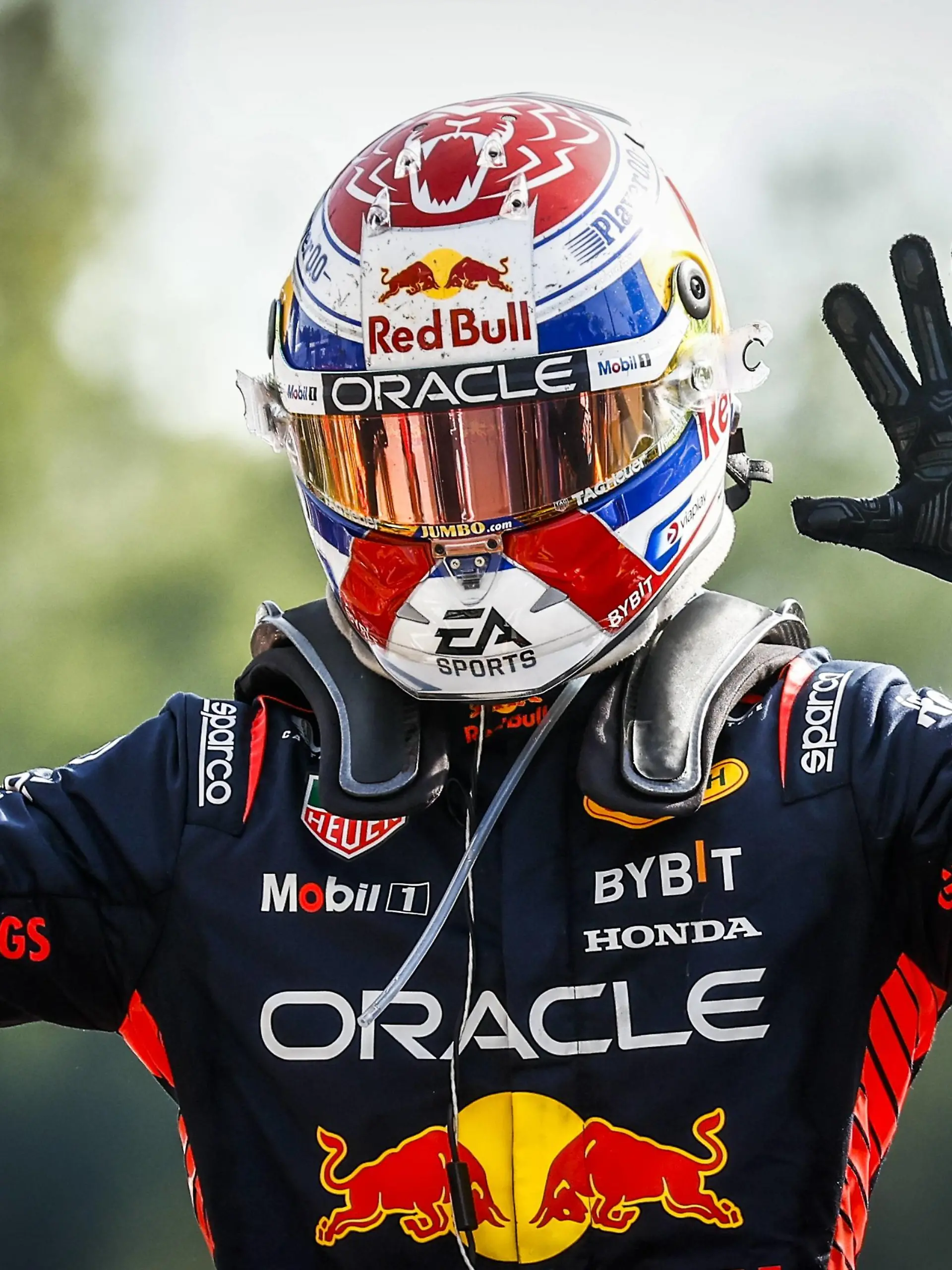 MONZA - Max Verstappen celebrates his win after the Italian Grand Prix at the Autodromo Nazionale Monza circuit on September 3, 2023 in Monza, Italy. With his tenth victory, he is the official record holder for most consecutive victories. ANP SEM VAN DER WAL Race 2023/2024 xVIxANPxSportx/xxANPxIVx 477149053 originalFilename: 477149053.jpg