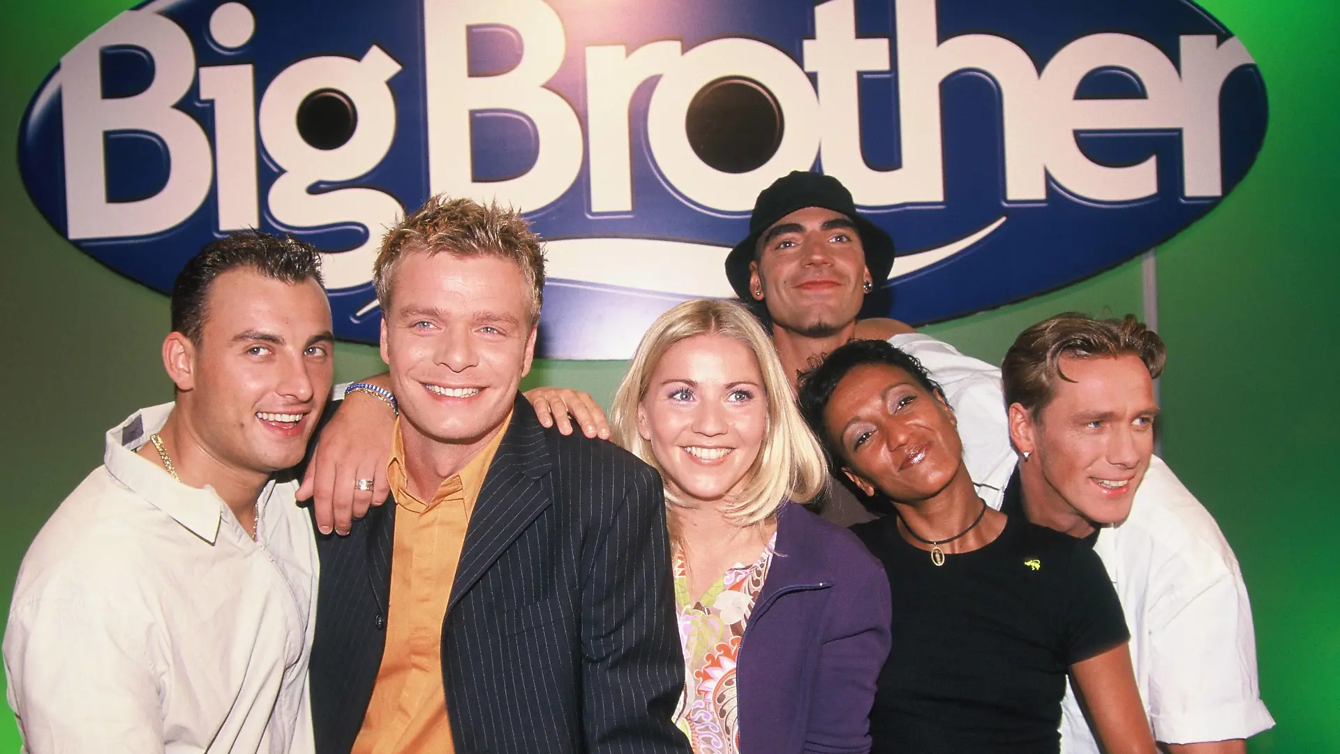 Gruppenbild vor Big Brother Logo mit den Kandidaten und Moderatoren Zlatko, Oliver Geissen, Aleksandra Aleks Bechtel, John, Andrea, Jürgen Milski am 10.06.2000 in Köln.
Group photo before Big Brother emblem with the Candidates and presenters Zlatko Oliver Goats Aleksandra Aleks Bechtel John Andrea Jürgen Milski at 10 06 2000 in Cologne