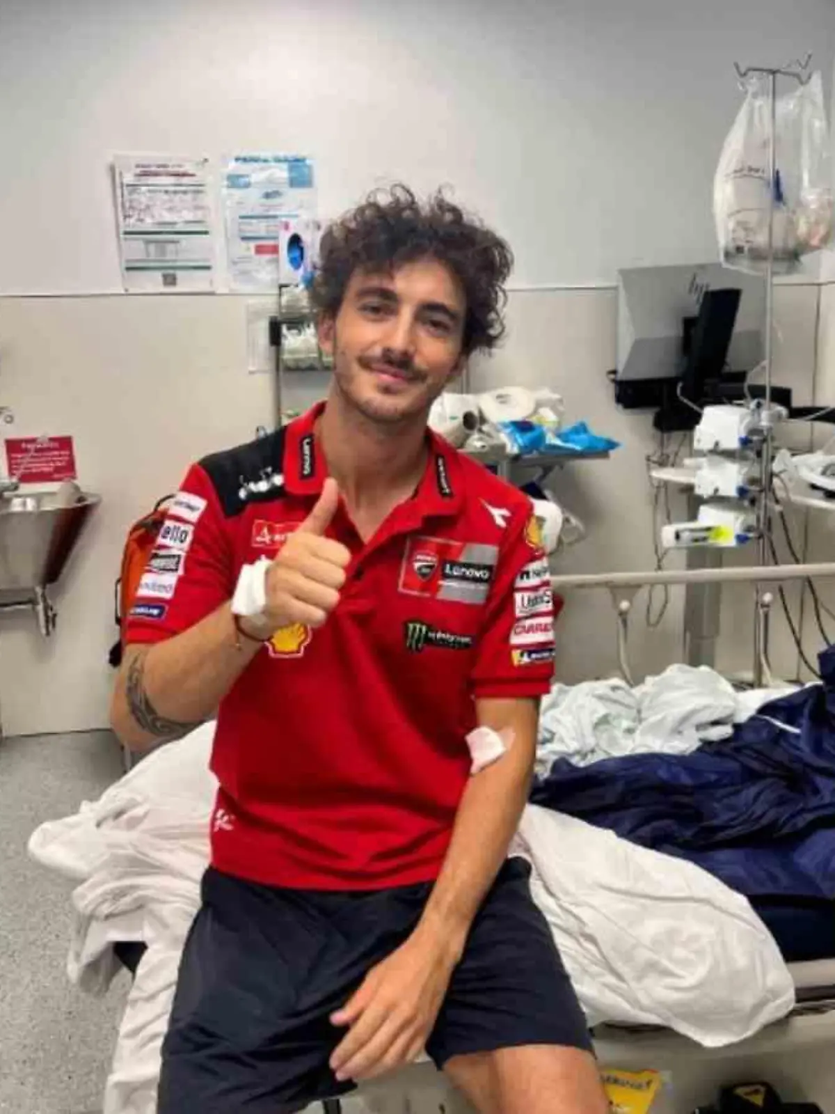 MotoGP-Weltmeister Pecco Bagnaia postet auf Instagram ein Bild aus dem Krankenhaus