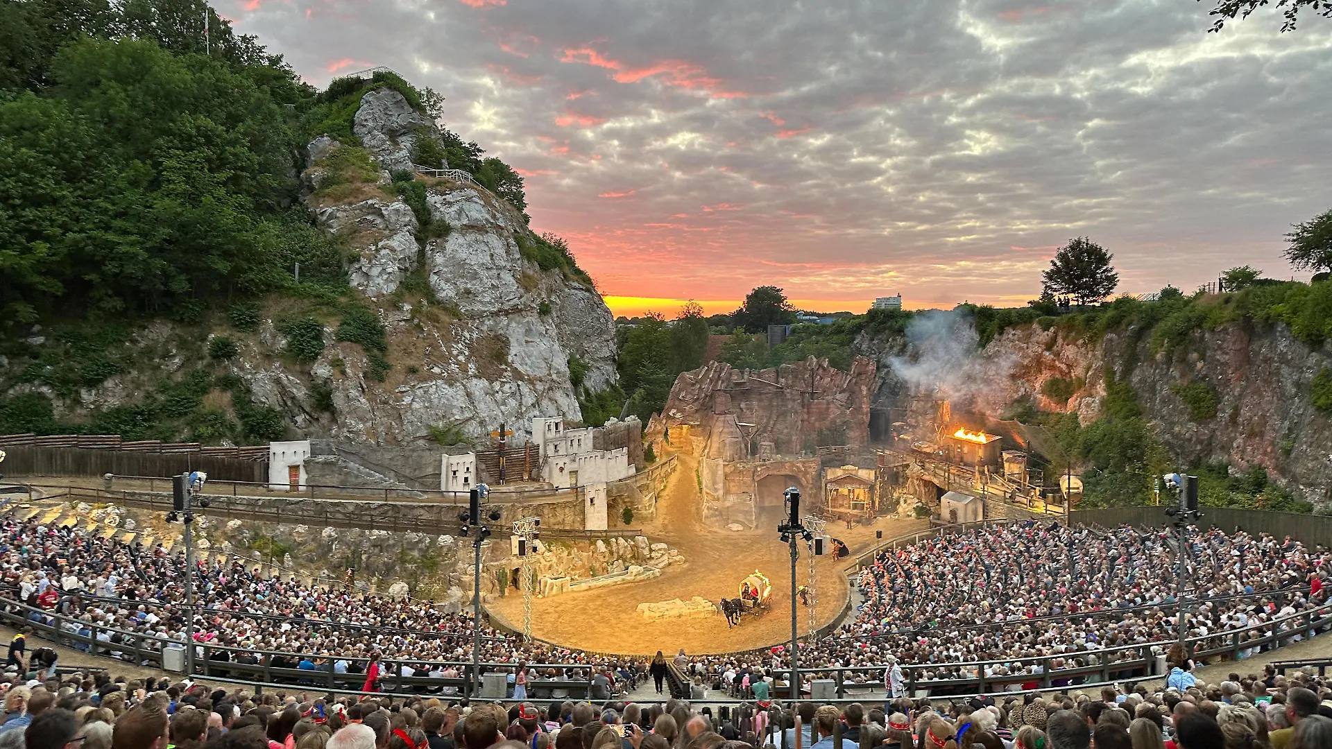 Blick auf die Freilichtbühne am Kalkberg und das Publikum bei der Premiere von Winnetou I - Blutsbrüder anlässlich der 70. Saison der Karl-May-Spiele im Freilichttheater am Kalkberg in Bad Segeberg, 24.6.2023 Premiere Winnetou I bei den Karl May Spielen 2023, Bad Segeberg Schleswig-Holstein Deutschland Freilichttheater am Kalkberg *** View of the open air stage at the Kalkberg and the audience at the premiere of Winnetou I Blood Brothers on the occasion of the 70 season of the Karl May Games at the open air theater at the Kalkberg in Bad Segeberg, 24 6 2023 premiere Winnetou I at the Karl May Games 2023, Bad Segeberg Schleswig Holstein Germany open air theater at the Kalkberg
