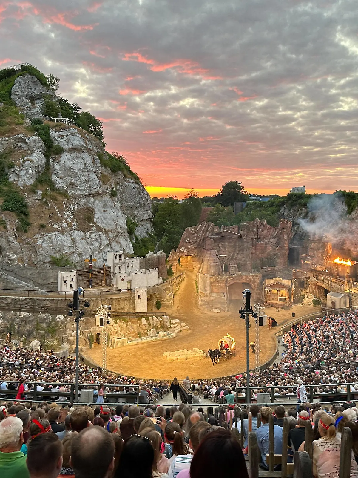 Blick auf die Freilichtbühne am Kalkberg und das Publikum bei der Premiere von Winnetou I - Blutsbrüder anlässlich der 70. Saison der Karl-May-Spiele im Freilichttheater am Kalkberg in Bad Segeberg, 24.6.2023 Premiere Winnetou I bei den Karl May Spielen 2023, Bad Segeberg Schleswig-Holstein Deutschland Freilichttheater am Kalkberg *** View of the open air stage at the Kalkberg and the audience at the premiere of Winnetou I Blood Brothers on the occasion of the 70 season of the Karl May Games at the open air theater at the Kalkberg in Bad Segeberg, 24 6 2023 premiere Winnetou I at the Karl May Games 2023, Bad Segeberg Schleswig Holstein Germany open air theater at the Kalkberg