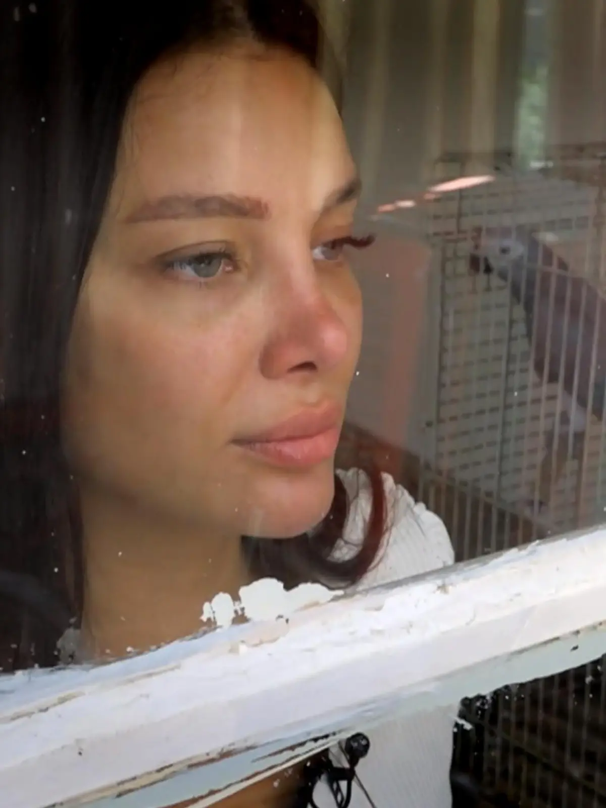 Eine Frau lacht und schaut aus dem Fenster