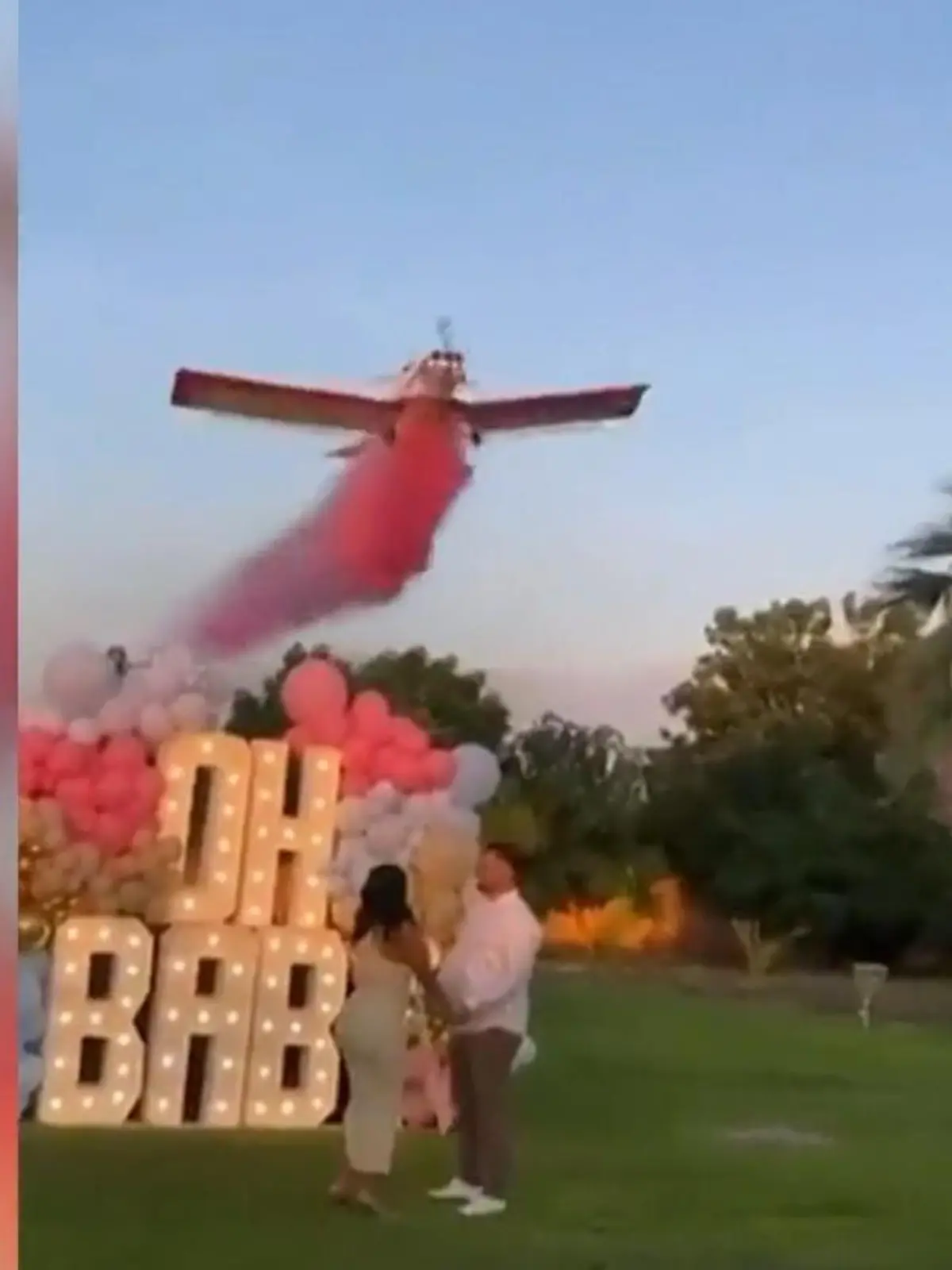 Sie wollten das Geschlecht ihres Babys mit einer fröhlichen Show verraten, nun herrscht Trauer statt Freude.

Ein mexikanisches Ehepaar mietet ein Kleinflugzeug für die sogenannte Gender Reveal Party, mit der immer mehr Paar Freunden und Familien das Geschlecht ihres Babys mitteilen. Der Flieger soll bei dem Fest nahe der Stadt Navolato rosafarbenen Rauch verbreiten, denn es wird ein Mädchen.