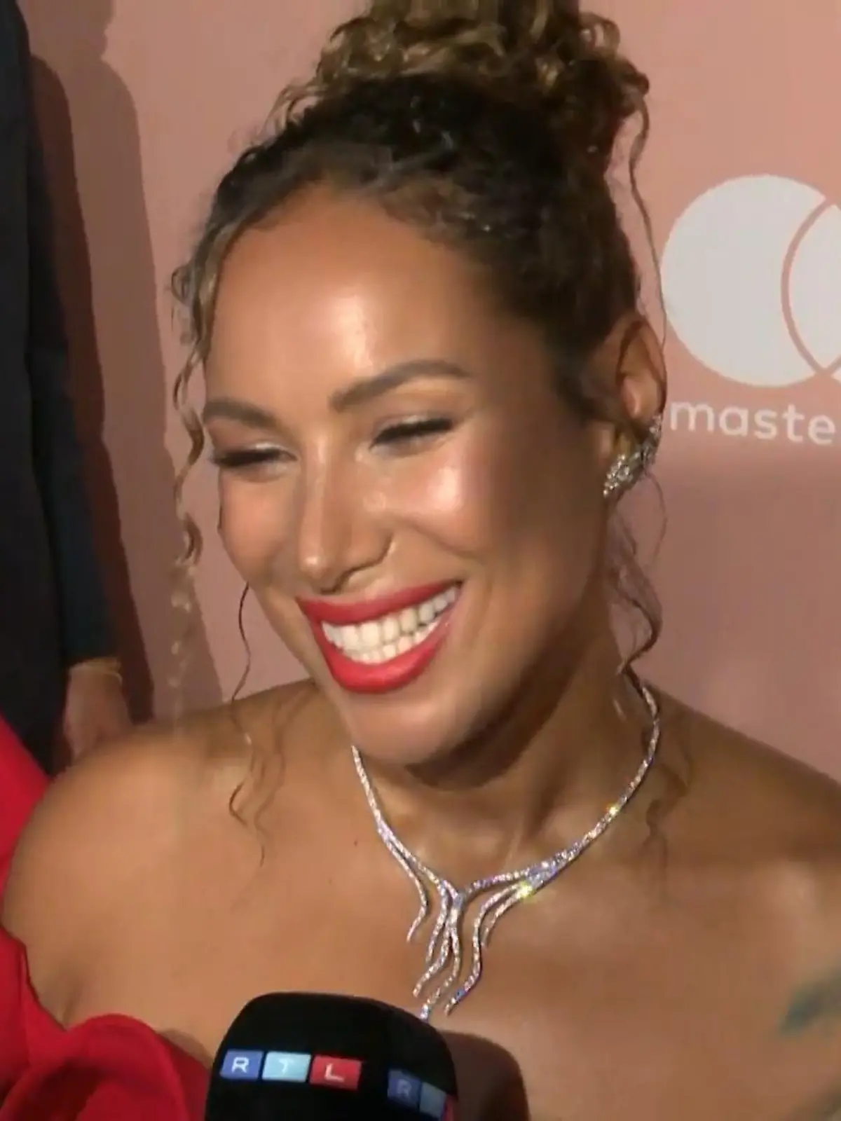 Auf der amfAr-Gala in Venedig stahlen am Sonntagabend Promi-Ladys wie Rita Ora (32) und Leona Lewis (38) allen anderen die Show! Letztere zeigt sich auf dem roten Teppich zudem in plauderlaune und verrät, welchen zuckersüßen Kosenamen sie ihrer kleinen Tochter gibt. Spoiler: Es ist eine deutsche Bezeichnung. Mama Leonas Offenbarung gibt es im Video.