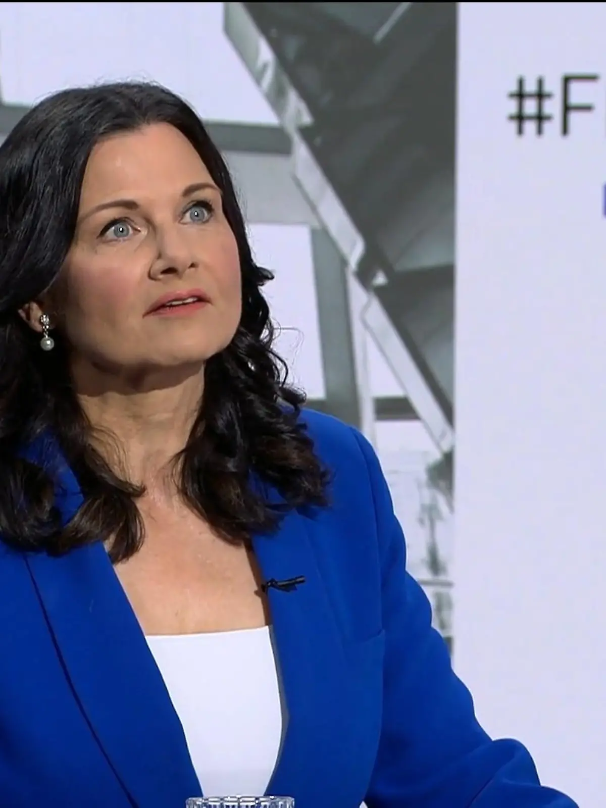 Der Spitzensteuersatz kann erhöht werden, wenn gleichzeitig eine umfassende Steuerreform kommt, so Gitta Connemann, Vorsitzende der Mittelstands- und Wirtschaftsunion. Ziel müsse die Entlastung der Mitte sein. Die Aktienrente lehnt Connemann ab, und den Aufklärungswillen Hubert Aiwangers sieht sie als nicht gegeben.