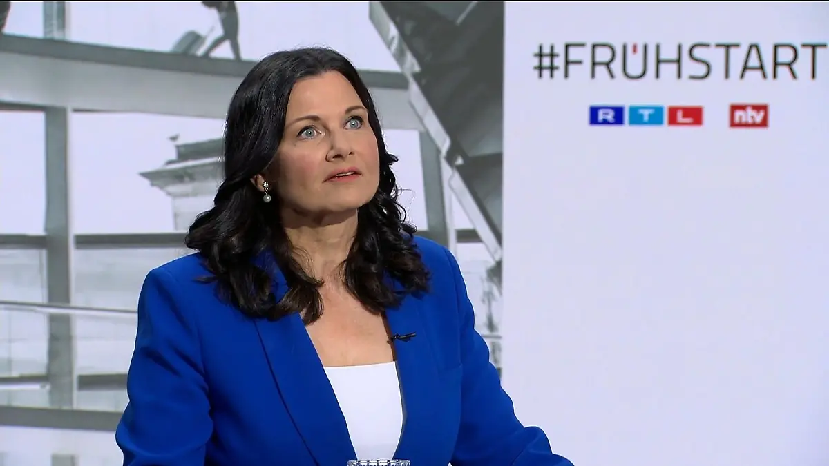 Der Spitzensteuersatz kann erhöht werden, wenn gleichzeitig eine umfassende Steuerreform kommt, so Gitta Connemann, Vorsitzende der Mittelstands- und Wirtschaftsunion. Ziel müsse die Entlastung der Mitte sein. Die Aktienrente lehnt Connemann ab, und den Aufklärungswillen Hubert Aiwangers sieht sie als nicht gegeben.