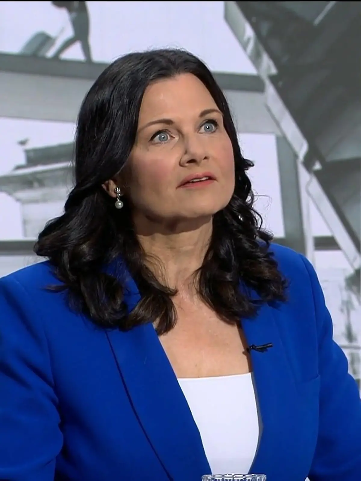 Der Spitzensteuersatz kann erhöht werden, wenn gleichzeitig eine umfassende Steuerreform kommt, so Gitta Connemann, Vorsitzende der Mittelstands- und Wirtschaftsunion. Ziel müsse die Entlastung der Mitte sein. Die Aktienrente lehnt Connemann ab, und den Aufklärungswillen Hubert Aiwangers sieht sie als nicht gegeben.