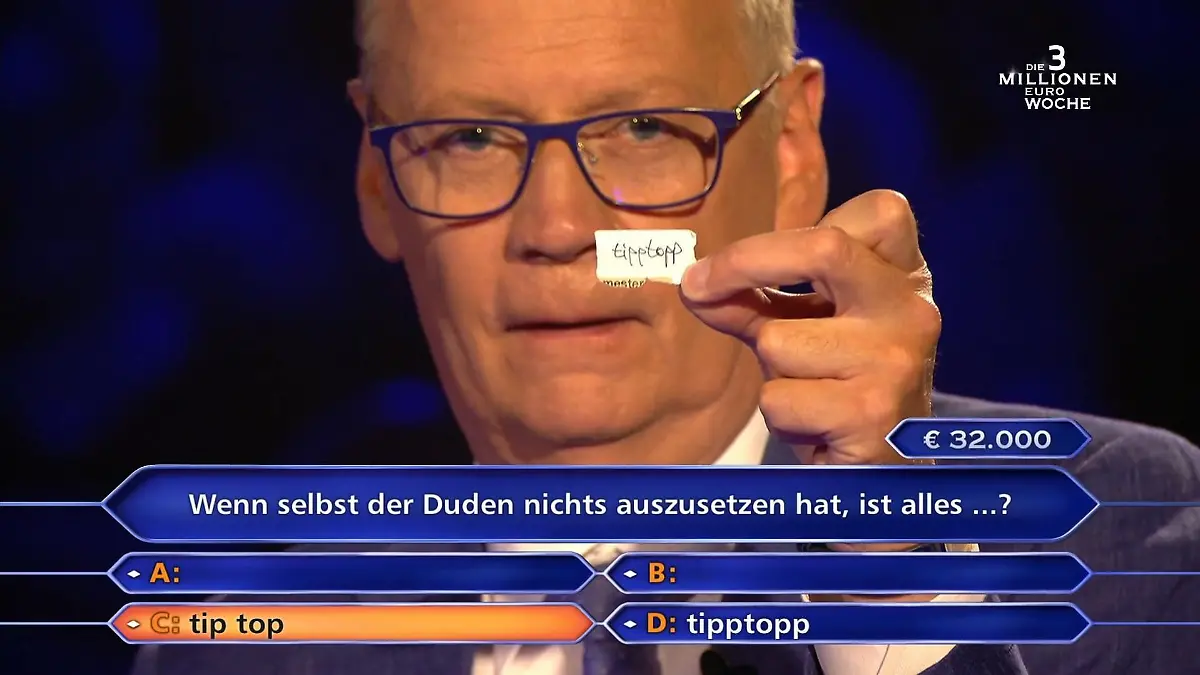 Oh nein! Günther Jauch löst auf und zeigt seinem Kandidaten den Zettel mit der korrekten Antwort.