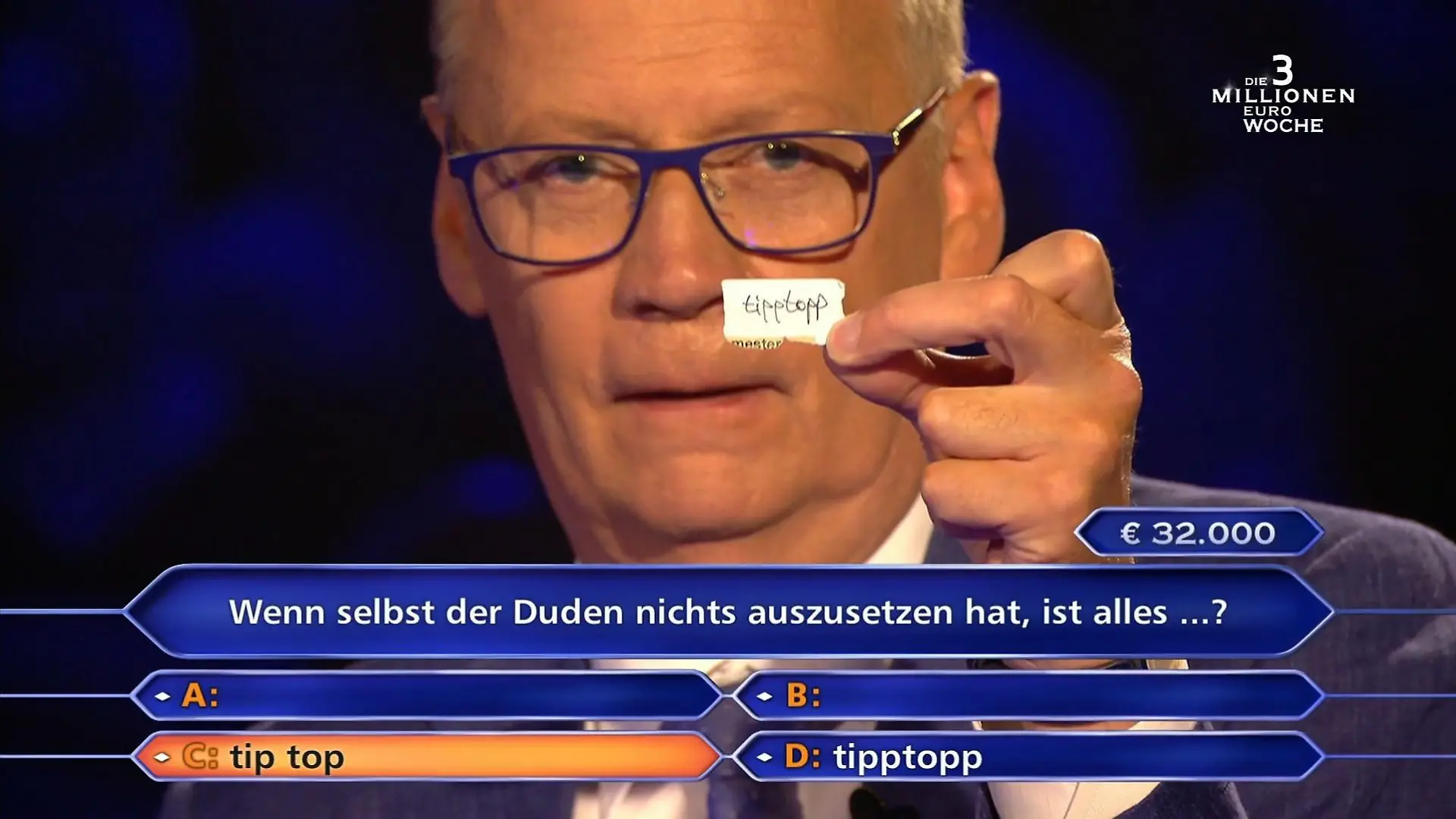 Oh nein! Günther Jauch löst auf und zeigt seinem Kandidaten den Zettel mit der korrekten Antwort.
