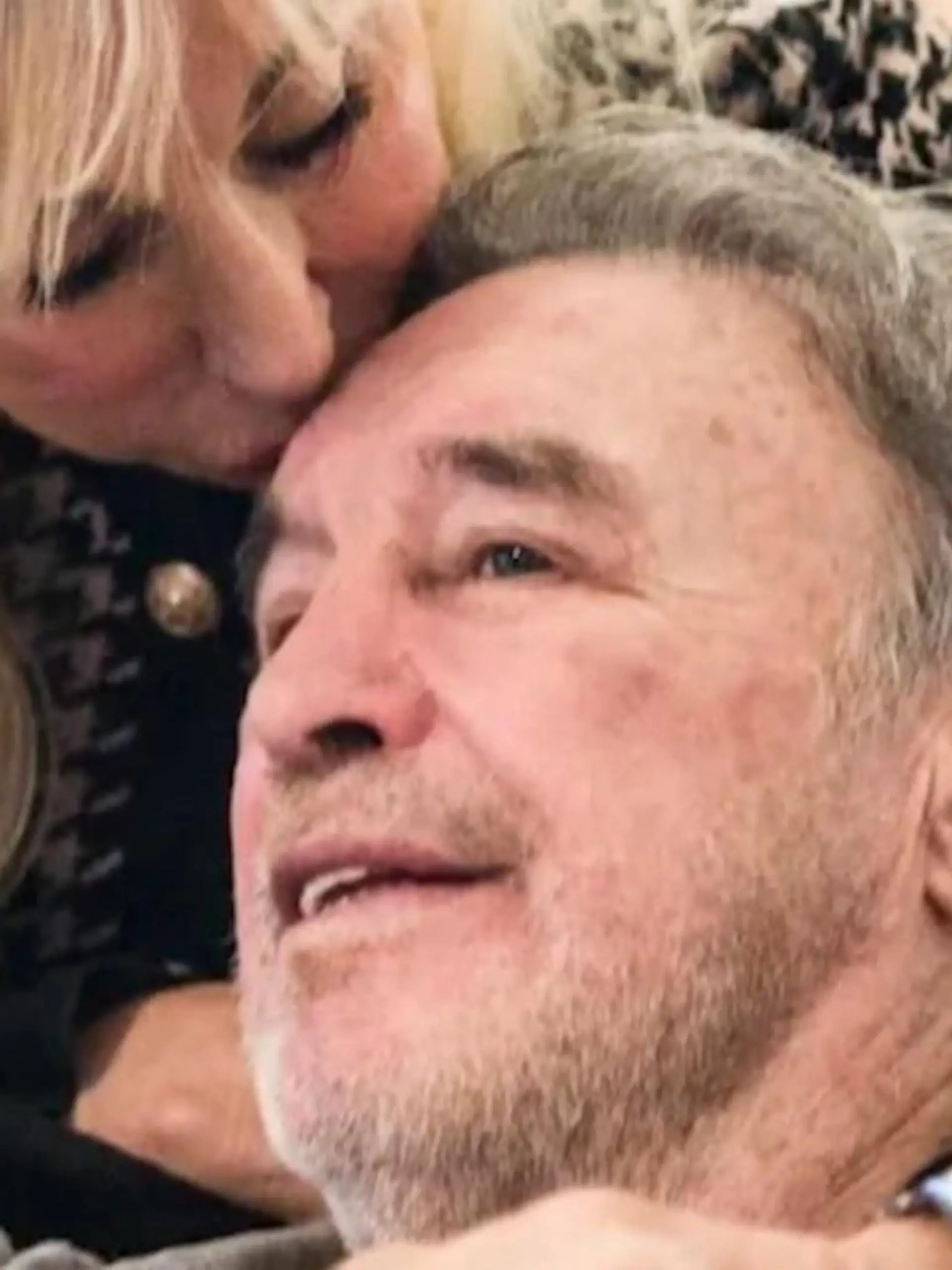 Jetzt boxt er im Himmel weiter! Maria Weller (70) nahm am Freitag Abschied von ihrem geliebten René (†69). Zusammen mit anderen Boxlegenden und Freunden erwies sie dem Ausnahmesportler die letzte Ehre – mit einem Sarg, dessen Inschrift unter die Haut geht.