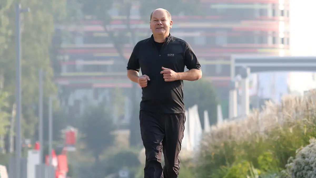 ARCHIV - 30.08.2013, Hamburg: Olaf Scholz (SPD), damals noch Hamburgs Erster Bürgermeister, läuft über das Gelände der Internationalen Gartenschau. Die Wahlheimat von Bundeskanzler Scholz ist Potsdam, auch hier geht er joggen. (zu dpa: «Kanzlerstadt Potsdam - Scholz sportlich-salopp und auch mal privat») Foto: Bodo Marks/dpa +++ dpa-Bildfunk +++