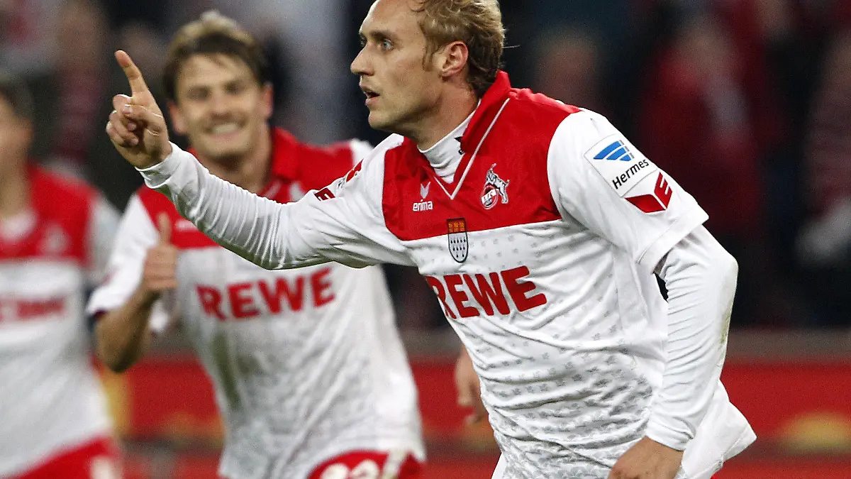 Fußball 2. Bundesliga, 13. Spieltag: 1.FC Köln - 1. FC Union Berlin am 04.11.2013 im RheinEnergie-Stadion in Köln (Nordrhein-Westfalen). Der Kölner Torschütze Marcel Risse (l) jubelt. Foto: Roland Weihrauch/dpa (Wichtiger Hinweis: Aufgrund der Akkreditierungsbestimmungen der DFL ist die Publikation und Weiterverwertung im Internet und in Online-Medien während des Spiels auf insgesamt fünfzehn Bilder pro Spiel begrenzt.) +++(c) dpa - Bildfunk+++