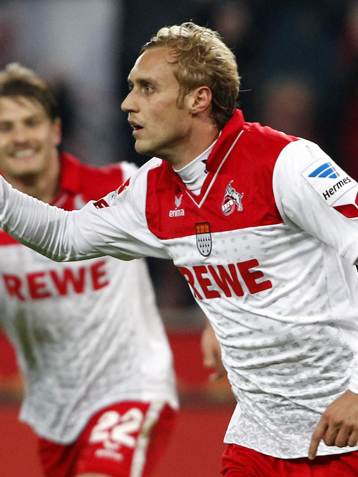 Fußball 2. Bundesliga, 13. Spieltag: 1.FC Köln - 1. FC Union Berlin am 04.11.2013 im RheinEnergie-Stadion in Köln (Nordrhein-Westfalen). Der Kölner Torschütze Marcel Risse (l) jubelt. Foto: Roland Weihrauch/dpa (Wichtiger Hinweis: Aufgrund der Akkreditierungsbestimmungen der DFL ist die Publikation und Weiterverwertung im Internet und in Online-Medien während des Spiels auf insgesamt fünfzehn Bilder pro Spiel begrenzt.) +++(c) dpa - Bildfunk+++