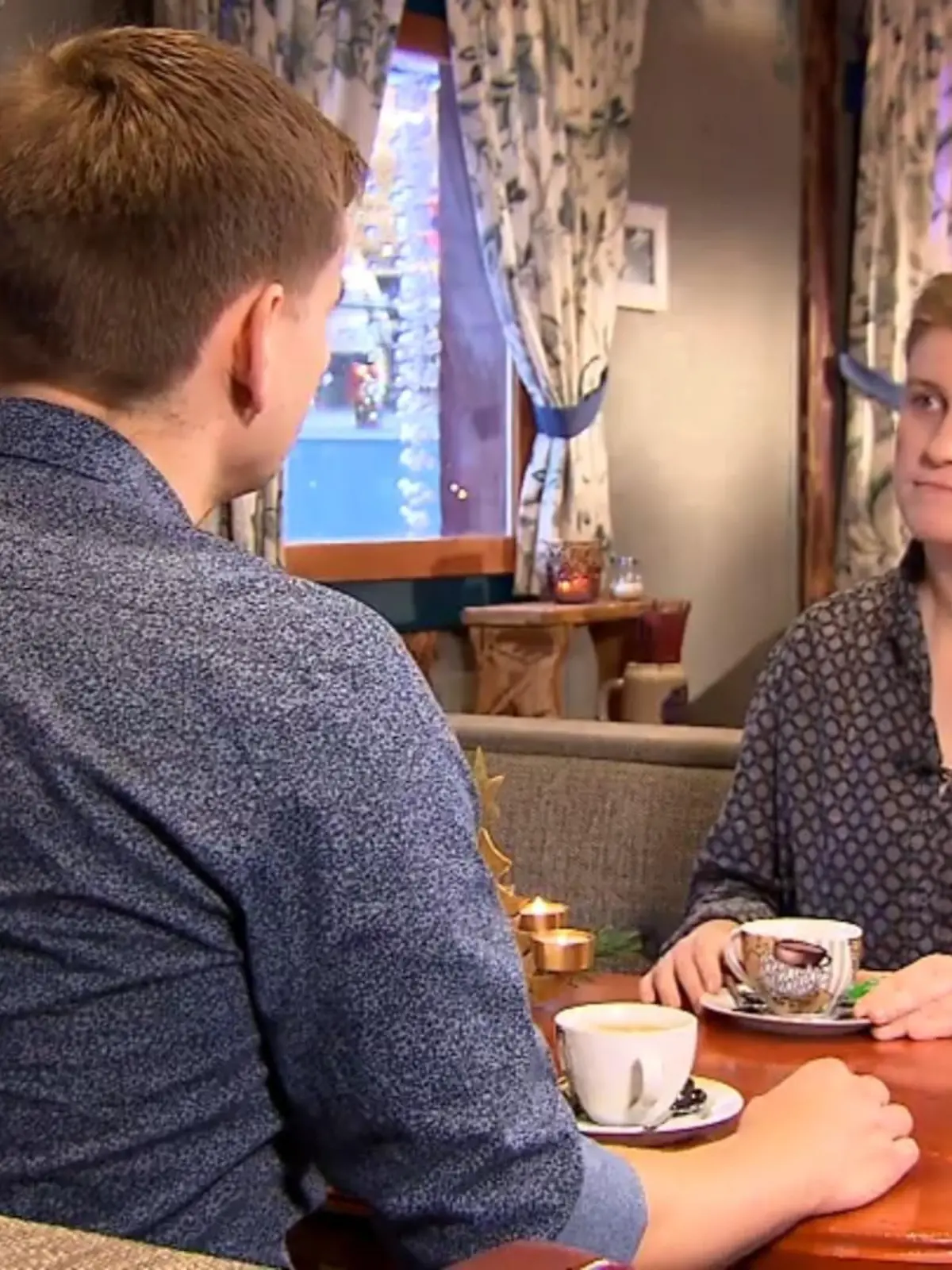 Alle Jahre wieder! Die RTL Hessen-Weihnachtsinterviews mit den hessischen Spitzenpolitikern gehen in die nächste Runde. In einer weihnachtlichen Atmosphäre starten wir in Hessens Landeshauptstadt Wiesbaden mit der Partei DIE LINKE. Unser Reporter Alexander Polte hat die hessische Fraktionsvorsitzende der Linke, Elisabeth Kula, getroffen und ganz genau nachgehorcht. Wie die Politikerin auf das ereignisreiche Jahr 2022 zurückblickt, zeigen wir im Video.