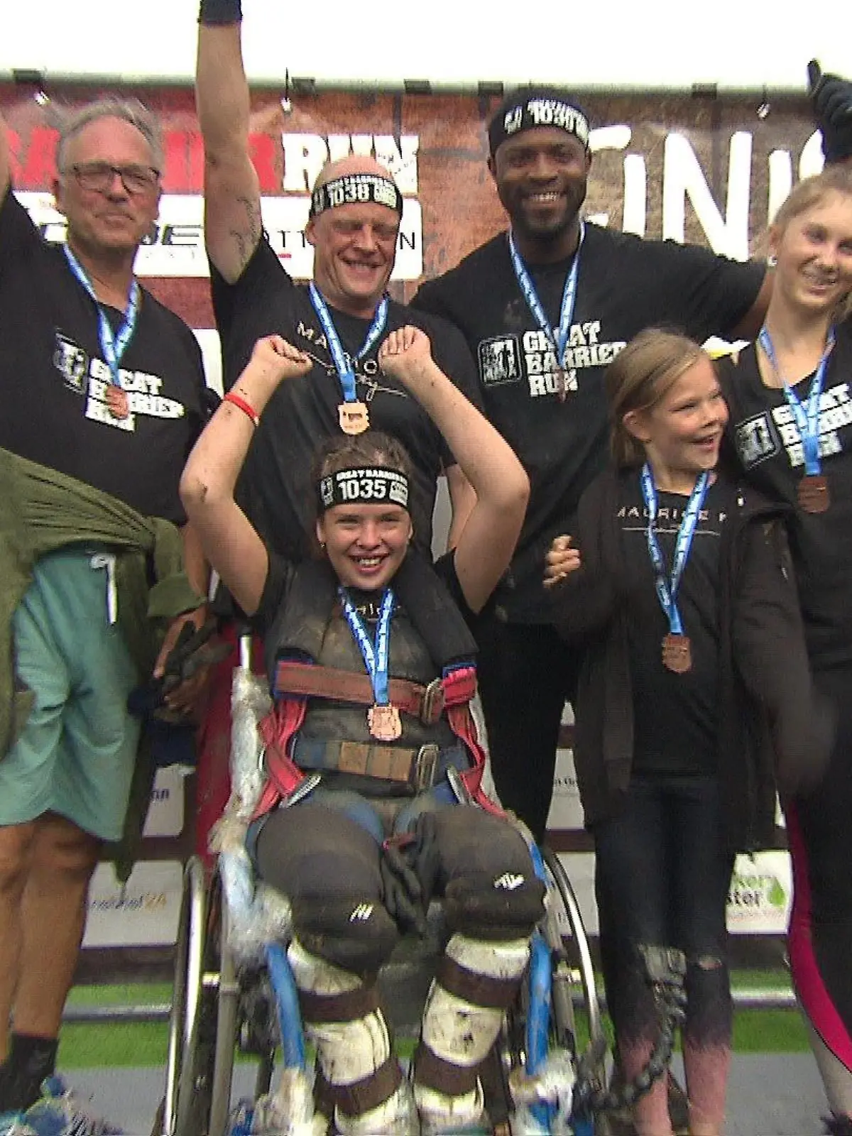 Emily und ihr Team überglücklich im Ziel