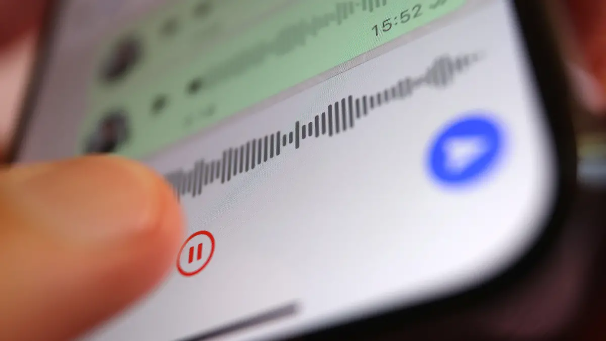 ILLUSTRATION - 15.07.2022, Bayern, Augsburg: Eine Sprachnachricht wird im Programm WhatsApp auf ein Smartphone gesprochen. Sprachnachrichten sorgen dagegen bei manchen Empfängern für Frust. Andere freuen sich über die persönliche Botschaft. (zu dpa "Nicht noch eine Sprachnachricht?") Foto: Karl-Josef Hildenbrand/dpa +++ dpa-Bildfunk +++