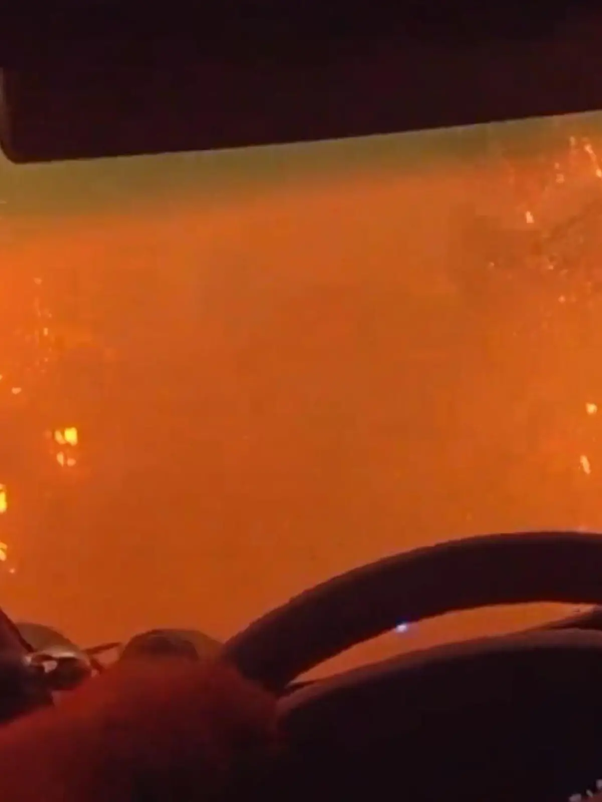 Polizist Brittan Morgan rettet Anwohner aus den brennenden Waldgebieten nördlich von Spokane County. Der Deputy hat Todesangst, so dicht sind die Flammen ihm auf den Fersen. Seine Bodycam hält die riskante Flucht fest - im Video.