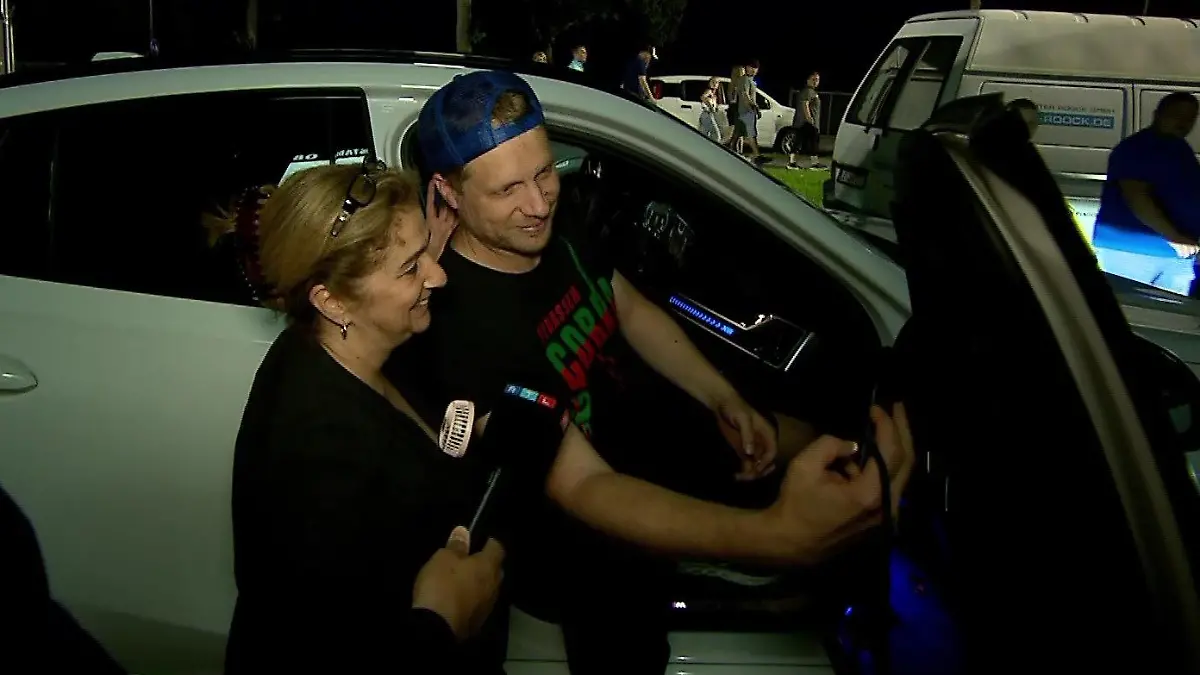 Oliver Pocher verlässt das Benefiz-Fußballspiel im Dunkeln.