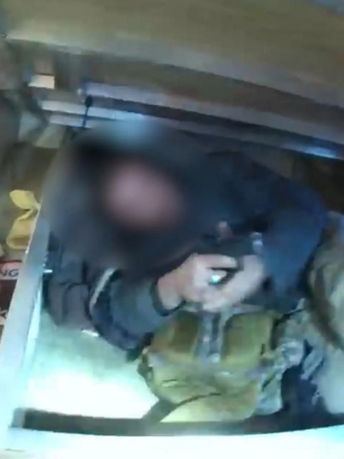 Sofort zieht er seine Waffe, als die Beamten die Matratze nach oben heben - und eröffnet das Feuer! Im US-amerikanischen Oklahoma hat die Polizei einen Verdächtigen gesucht. In einem Wohnwagen fanden sie den Mann schließlich, versteckt unter einem Bett. Eine Bodycam zeichnet den Schusswechsel auf - wir  zeigen den Moment im Video.