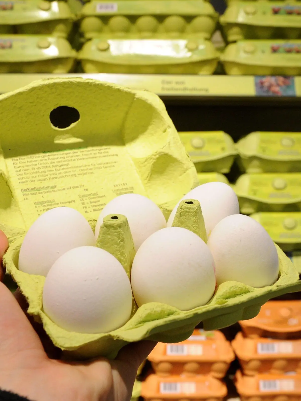 ILLUSTRATION - SYMBOLBILD - Eine Eier-Packung, aufgenommen am Montag (10.01.2011) in einem Supermarkt in Mülheim (Ruhr). Im Skandal um Dioxin im Tierfutter wurden bisher in 19 Lebensmittel-Proben überhöhte Gift-Werte ermittelt. Es handelte sich um 18 Proben von Eiern und eine Probe von Legehennenfleisch, wie aus einer Aufstellung des Verbraucherschutzministeriums in Berlin hervorgeht, die der Deutschen Presse-Agentur am Montagabend vorlag. Foto: Julian Stratenschulte dpa/lnw  +++(c) dpa - Bildfunk+++