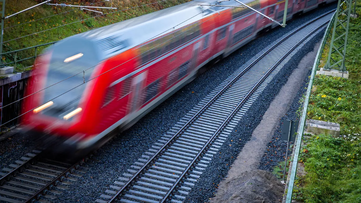 ARCHIV - 28.10.2022, Mecklenburg-Vorpommern, Schwerin: Ein Nahverkehrszug fährt über die neu gebaute Bahnstrecke zum Schweriner Hauptbahnhof (Aufnahme mit langer Belichtungszeit). (zu dpa «Landesseniorenbeirat sieht geplantes 365-Euro-Ticket in MV kritisch») Foto: Jens Büttner/dpa +++ dpa-Bildfunk +++