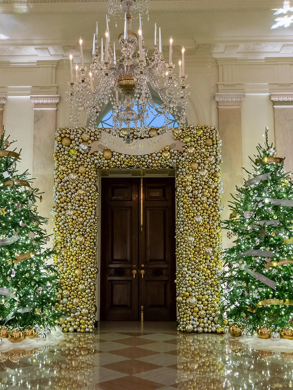 November 28, 2022, Washington, District Of Columbia, USA: Holiday decorations in the Grand Foyer are seen at the White House in Washington. The First Family is celebrating their fourth Christmas in the White House. The theme of this year is 'We the People.' (Credit Image: © White House/ZUMA Press Wire) / action press