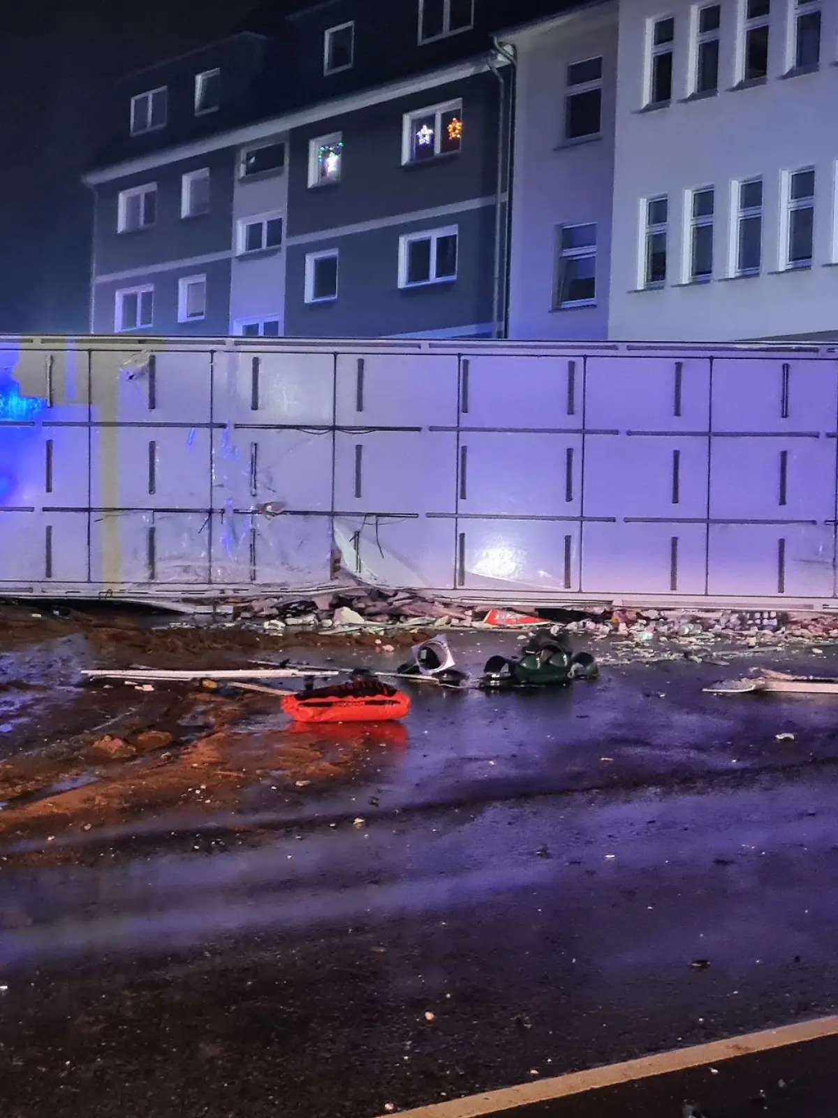 dpatopbilder - 28.11.2022, Nordrhein-Westfalen, Essen: Ein Lastwagenfahrer hat die Kontrolle über seinen 40-Tonner verloren und ist mit mit mehreren Autos und einem Linienbus zusammengestoßen. Das mit Lebensmitteln beladene Fahrzeug sei anschließend auf die Seite gekippt, sagte ein Feuerwehrsprecher. Dabei begrub der Lastwagen ein Auto halb unter sich. (zu dpa "Fünf Verletzte in Essen - Lastwagen kracht in Autos und Linienbus") Foto: Markus Gayk/dpa +++ dpa-Bildfunk +++