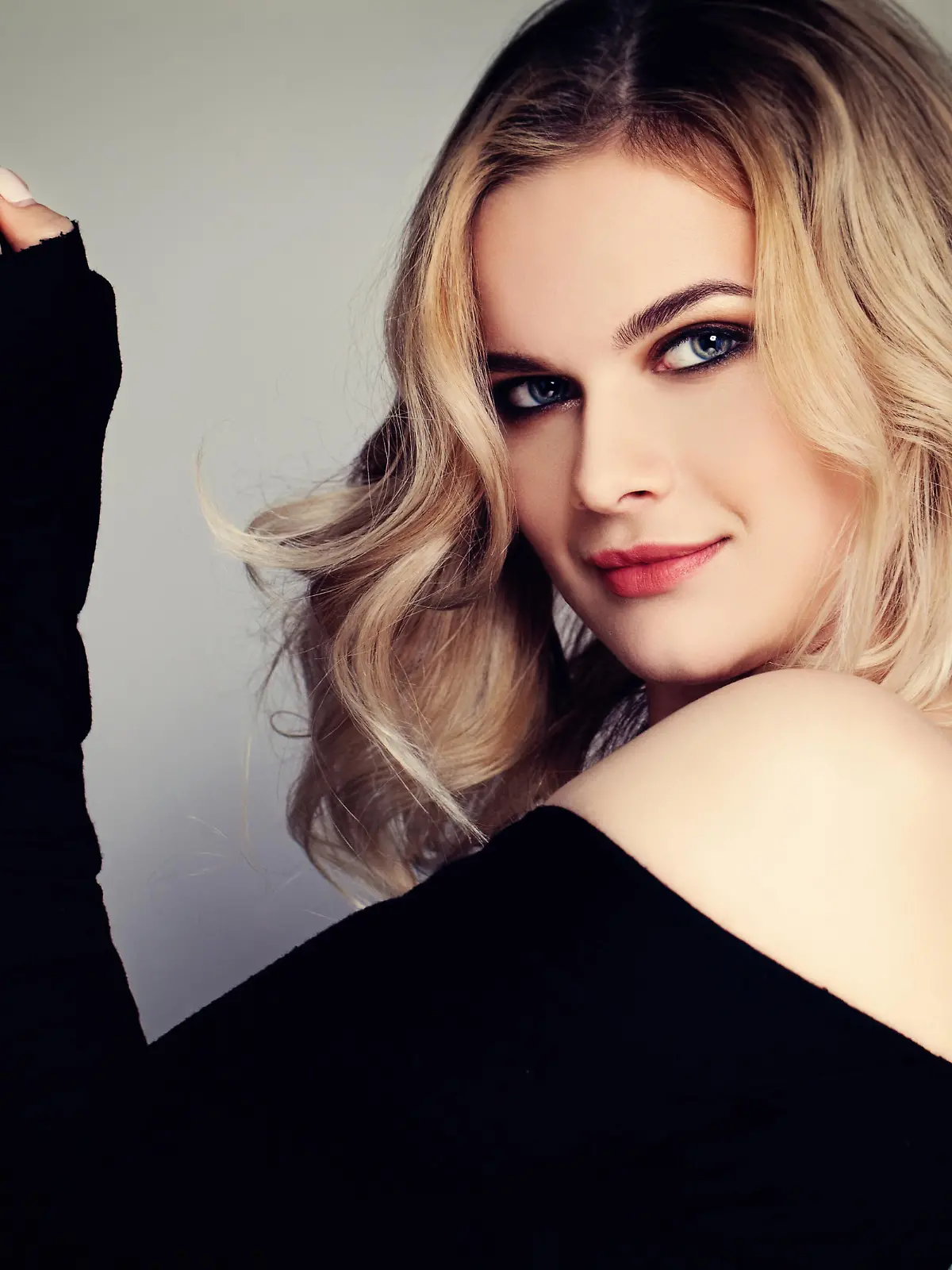 Blonde Beauty. Beautiful Woman Fashion Model with Curly Blonde Hairstyle