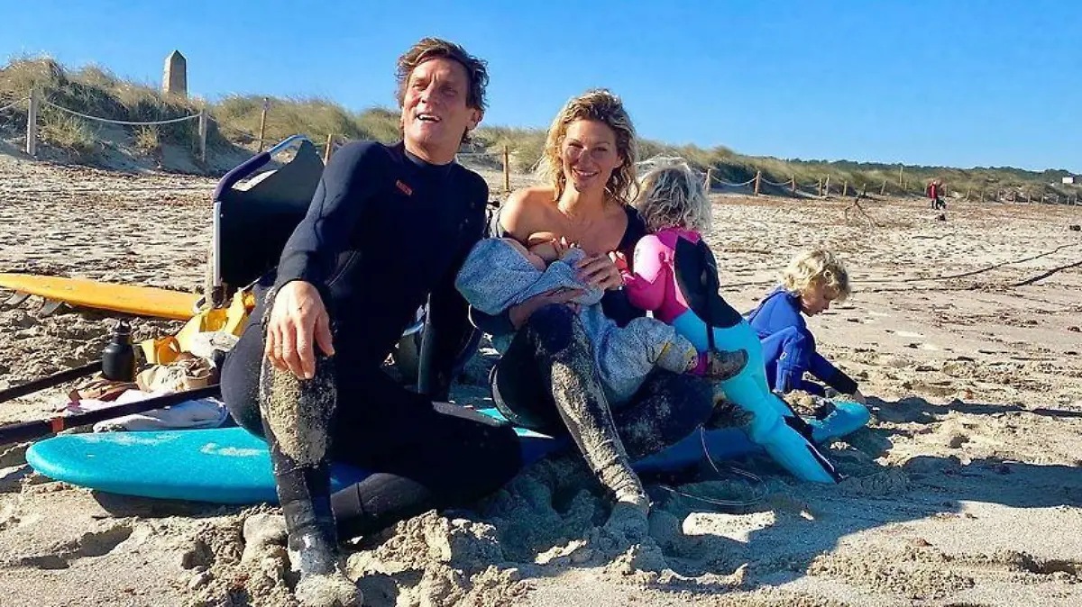 Janni und Peer Kusmagk mit ihren drei Kindern.