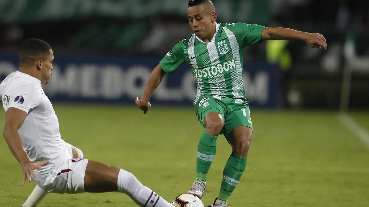 Nacional s V. Hernandez (R) vies for the ball with Fluminense s Gilberto (L) during the Copa Sudamericana soccer match between Atletico Nacional and Fluminense at Atanasio Girardot stadium in Medellin, Colombia, 29 May 2019. Atletico Nacional vs. Fluminense !ACHTUNG: NUR REDAKTIONELLE NUTZUNG! PUBLICATIONxINxGERxSUIxAUTxONLY Copyright: xLuisxEduardoxNoriegax AME7886 20190530-636947893851467707