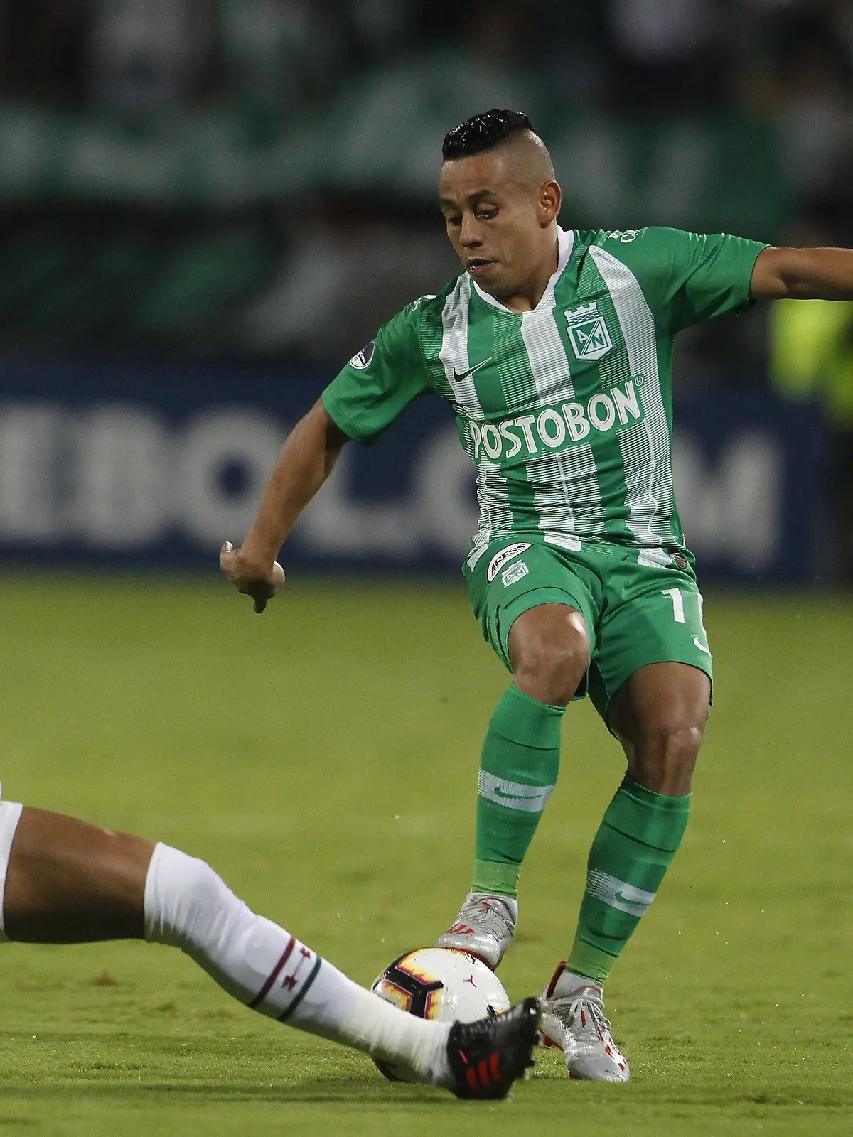 Nacional s V. Hernandez (R) vies for the ball with Fluminense s Gilberto (L) during the Copa Sudamericana soccer match between Atletico Nacional and Fluminense at Atanasio Girardot stadium in Medellin, Colombia, 29 May 2019. Atletico Nacional vs. Fluminense !ACHTUNG: NUR REDAKTIONELLE NUTZUNG! PUBLICATIONxINxGERxSUIxAUTxONLY Copyright: xLuisxEduardoxNoriegax AME7886 20190530-636947893851467707  