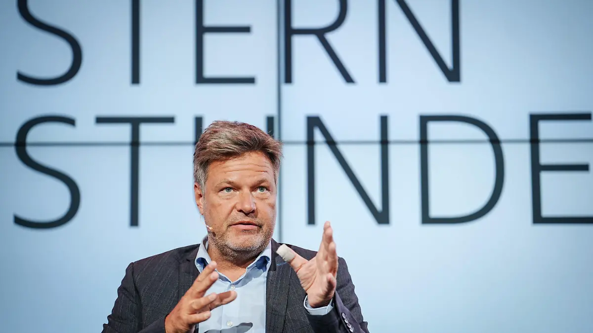 04.09.2023, Berlin: Robert Habeck (Bündnis 90/Die Grünen), Bundesminister für Wirtschaft und Klimaschutz, nimmt am Abend an der Gesprächsrunde des "Stern"-Magazins "Stern Stunde" teil. Foto: Kay Nietfeld/dpa +++ dpa-Bildfunk +++