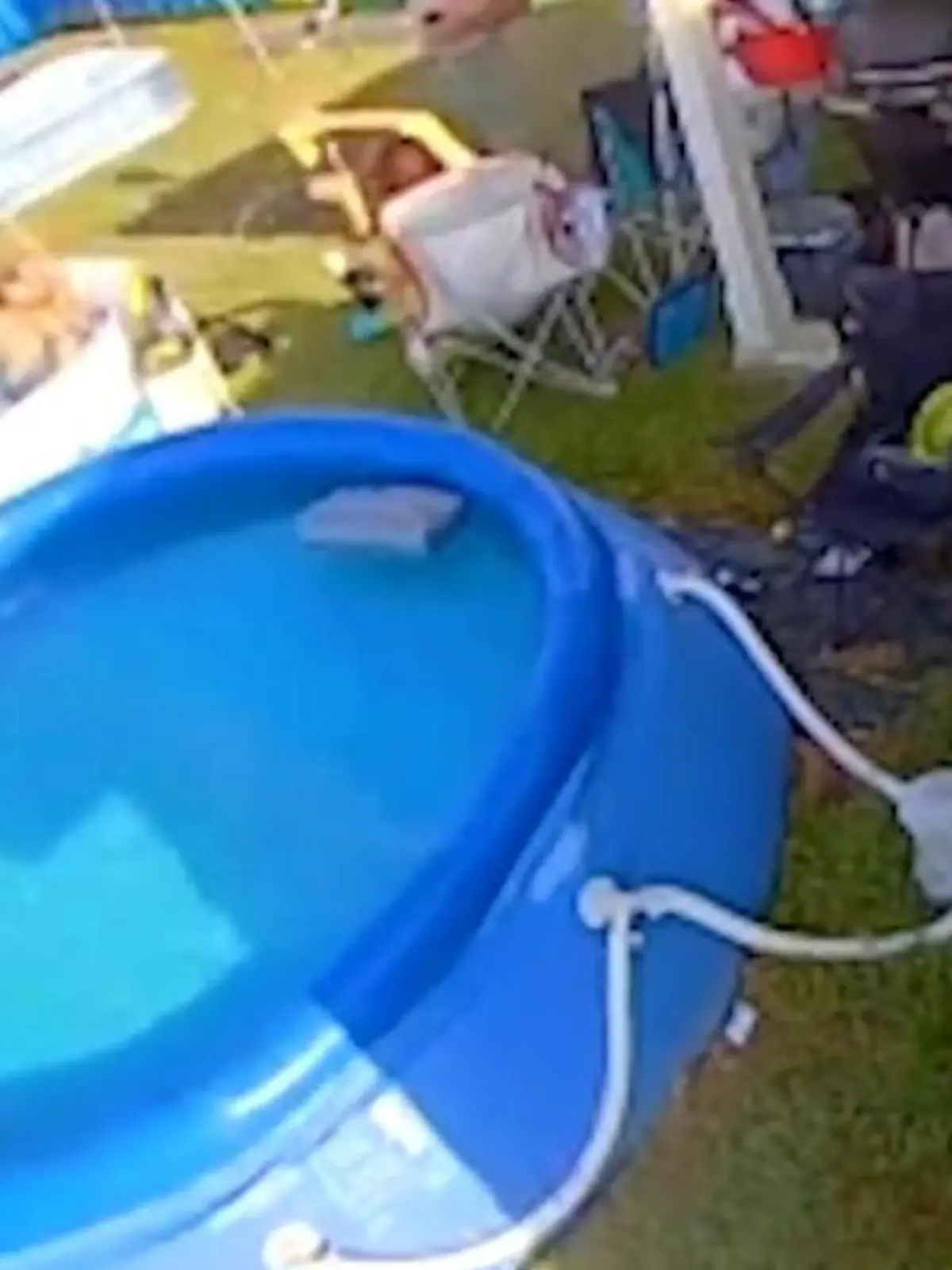 Bei einer Geburtstags-Poolparty in Texas fliegt ein unbefestigter Sonnenschirm auf das  Geburtstagskind zu und schlägt es fast K.O.