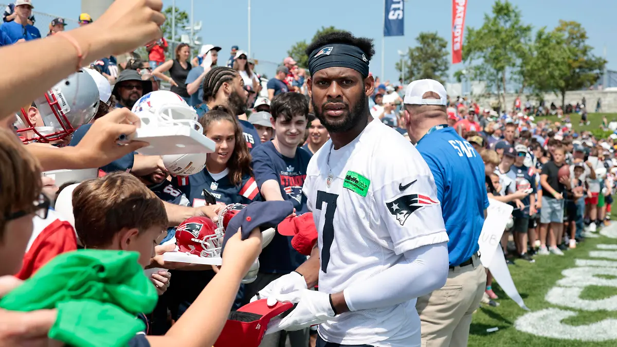 FOXBOROUGH, MA - JULY 26: New England Patriots wide receiver JuJu Smith-Schuster 7 signs and poses during the opening day of New England Patriots Training Camp on July 26, 2023, at the Patriots Practice Facility at Gillette Stadium in Foxborough, Massachusetts. Photo by Fred Kfoury III/Icon Sportswire NFL, American Football Herren, USA JUL 26 New England Patriots Training Camp EDITORIAL USE ONLY Icon482230726060
