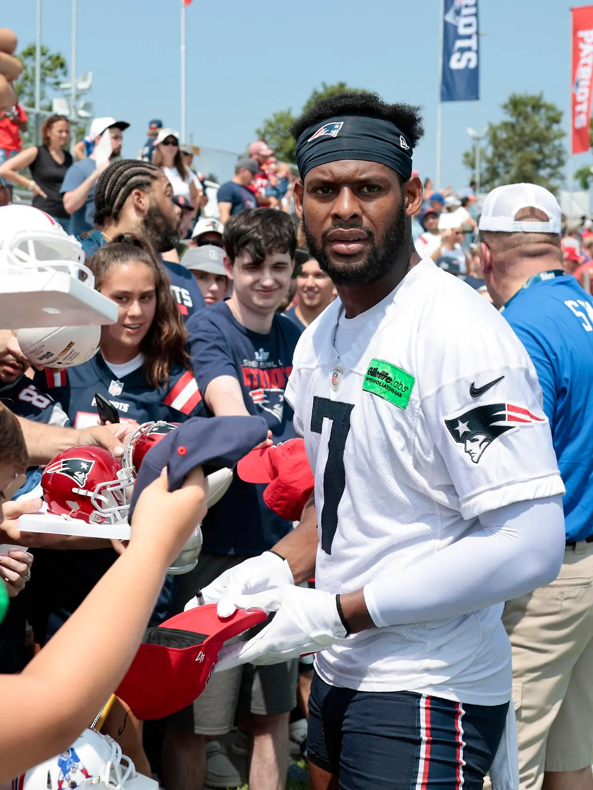FOXBOROUGH, MA - JULY 26: New England Patriots wide receiver JuJu Smith-Schuster 7 signs and poses during the opening day of New England Patriots Training Camp on July 26, 2023, at the Patriots Practice Facility at Gillette Stadium in Foxborough, Massachusetts. Photo by Fred Kfoury III/Icon Sportswire NFL, American Football Herren, USA JUL 26 New England Patriots Training Camp EDITORIAL USE ONLY Icon482230726060