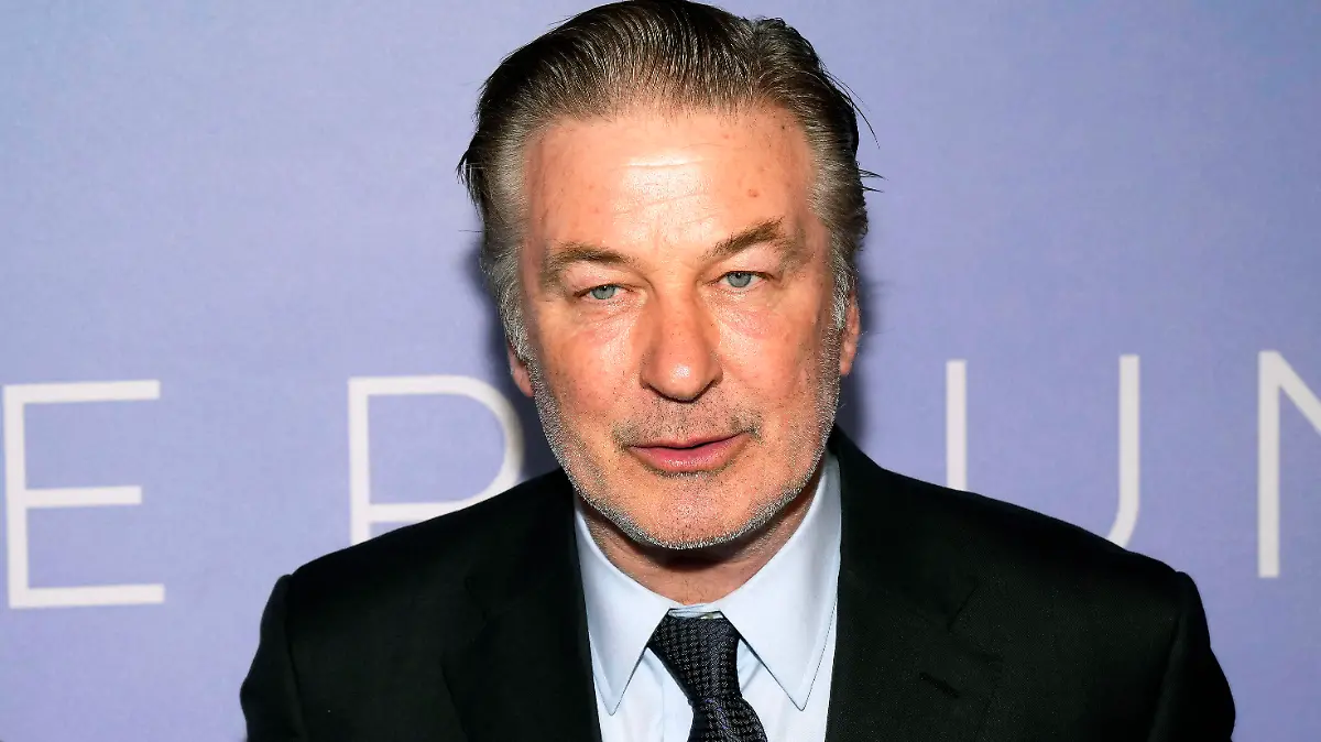 ARCHIV - 06.03.2023, USA, New York: Alec Baldwin, Schauspieler aus den USA, besucht die jährliche Gala der Roundabout Theatre Company im Ziegfeld Ballroom. Nach dem Todesschuss auf dem Set des Westerns «Rust» wird US-Schauspieler Alec Baldwin durch das Gutachten zweier Schusswaffenexperten erneut belastet. (zu dpa: «Bericht: Alec Baldwin soll bei «Rust»-Dreh doch abgedrückt haben») Foto: Charles Sykes/Invision via AP/dpa +++ dpa-Bildfunk +++