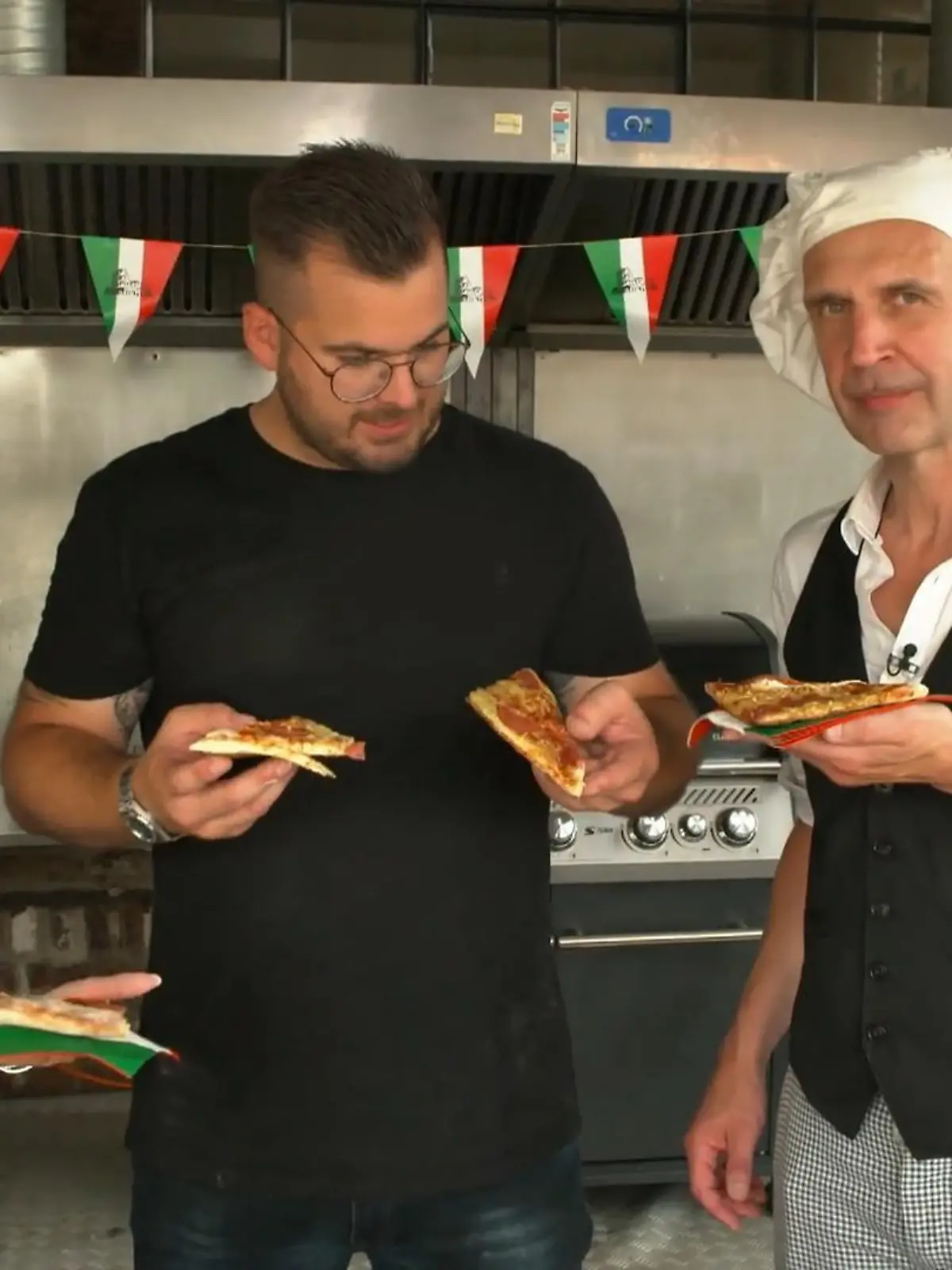Leckere Pizza ganz einfach zu Hause selbst backen – dabei sollen Pizzaöfen helfen. Mittlerweile sind die Geräte so beliebt, dass es sie sogar richtig günstig angeboten werden. Doch können die günstigen Öfen mit teuren Modellen mithalten? Wir haben uns als Pizzabäcker versucht und den Test gemacht.