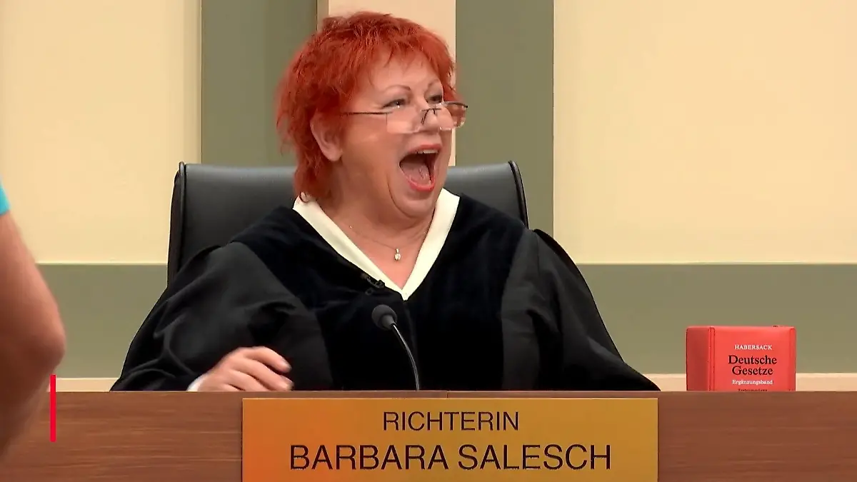 Spaß bei der Arbeit: Richterin Barbara Salesch hat bei "Das Strafgericht" auch mal was zu Lachen