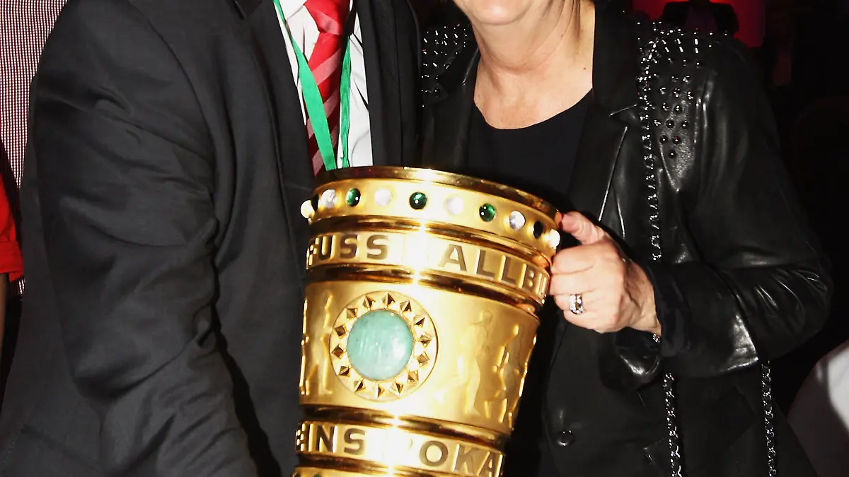Trainer des FC Bayern München Louis van Gaal und seine Frau Truus halten am Samstag (15.05.2010) den DFB-Pokal nach dem 4:0 Sieg im Finale gegen Werder Bremen beim Bankett des FC Bayern München in der Hauptstadt-Repräsentanz der Deutschen Telekom in Berlin in den Händen. Foto:Alexander Hassenstein/Pool +++(c) dpa - Bildfunk+++