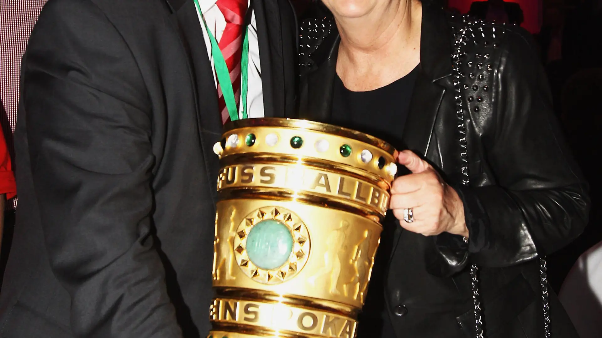 Trainer des FC Bayern München Louis van Gaal und seine Frau Truus halten am Samstag (15.05.2010) den DFB-Pokal nach dem 4:0 Sieg im Finale gegen Werder Bremen beim Bankett des FC Bayern München in der Hauptstadt-Repräsentanz der Deutschen Telekom in Berlin in den Händen. Foto:Alexander Hassenstein/Pool +++(c) dpa - Bildfunk+++